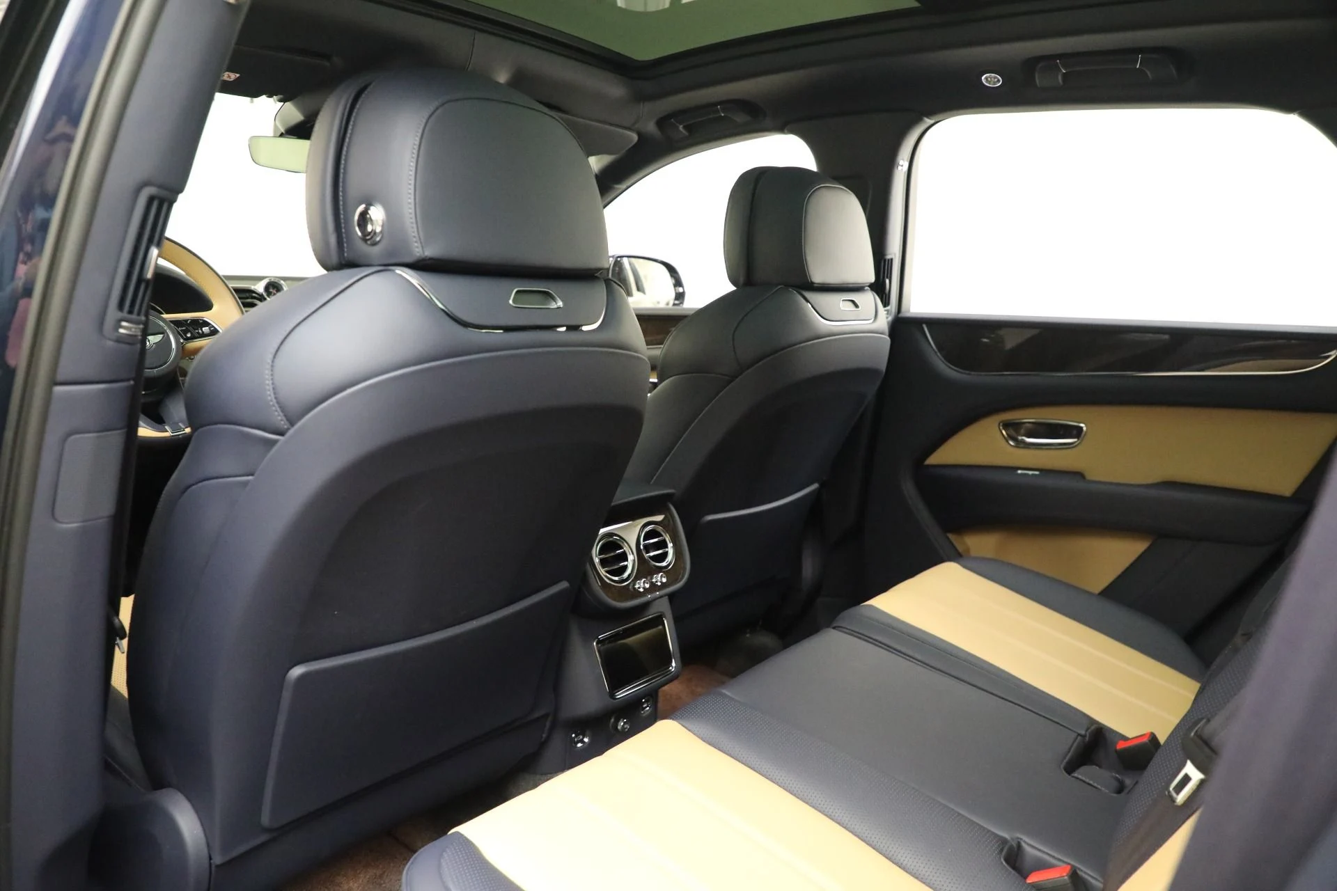 mph020_12144910_Used_2022_Bentley_Bentayga_V8_3e7838e9dd