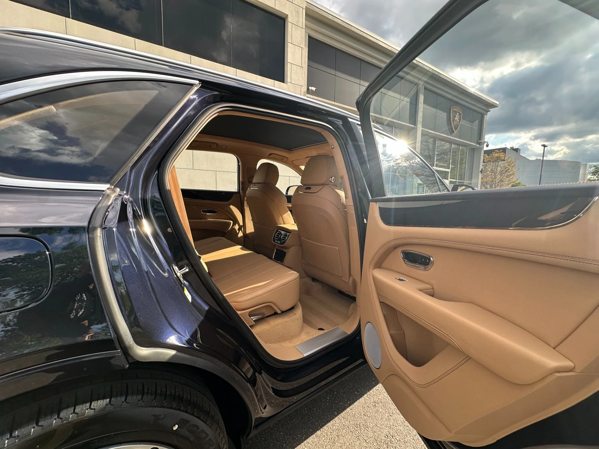 mph020_1221430150_Used_2026_Bentley_Bentayga_V8_1786136526_0268720237