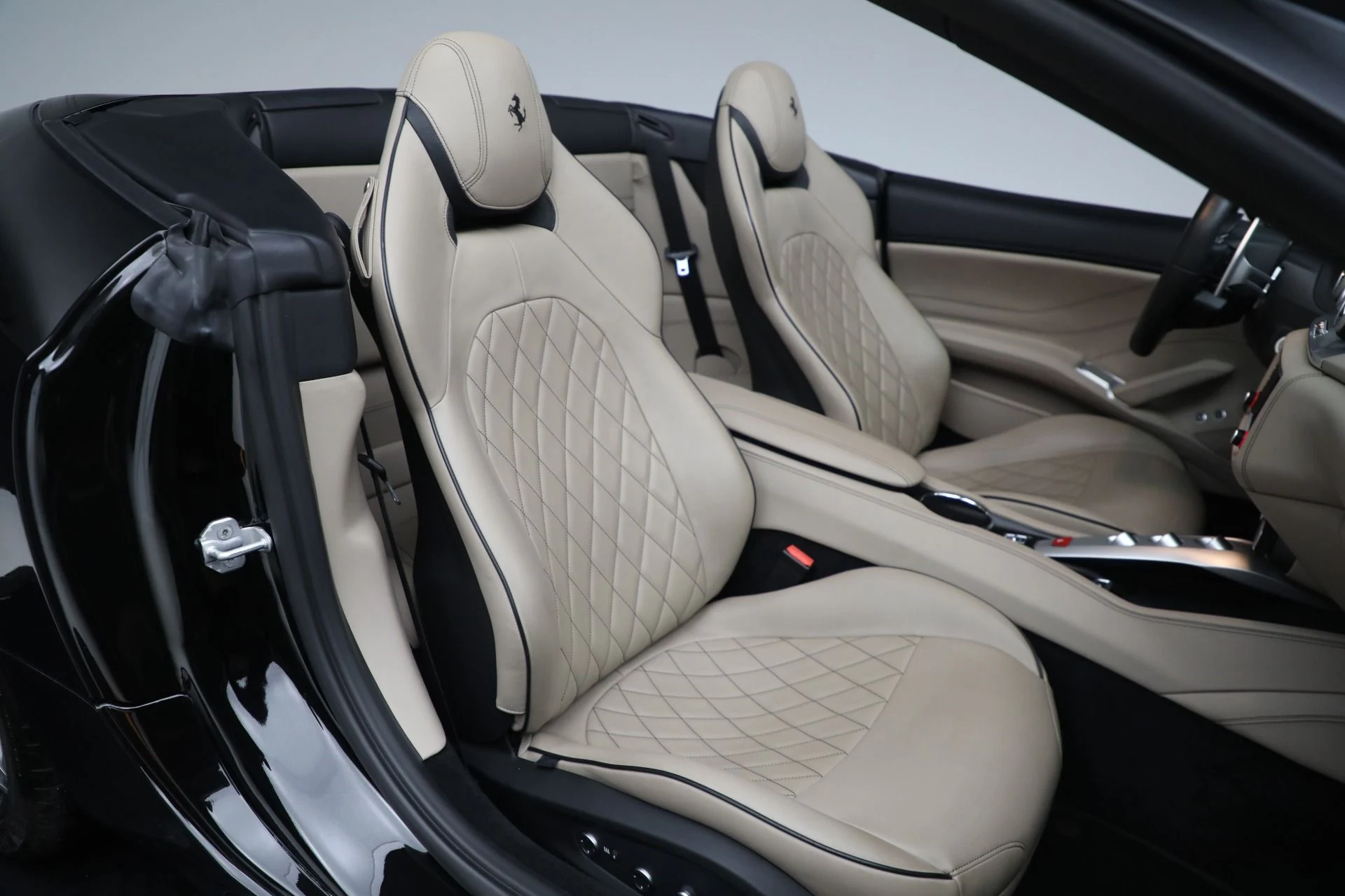 mph020_1245913391_Used_2016_Ferrari_California_T_1749504265_3b7da57a30