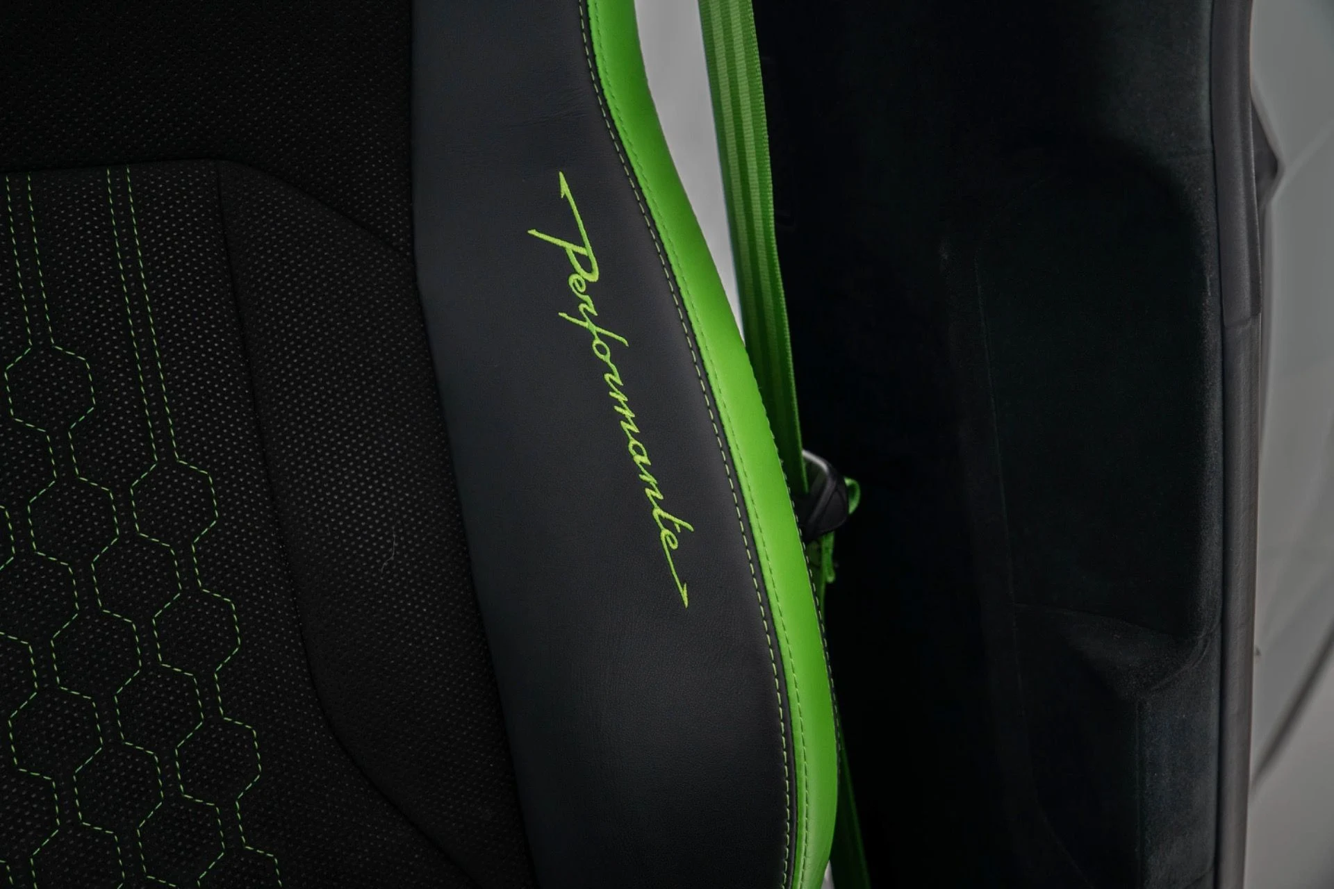 mph020_1249806866_Used_2024_Lamborghini_Urus_Performante_1775674453_33f3a665e5