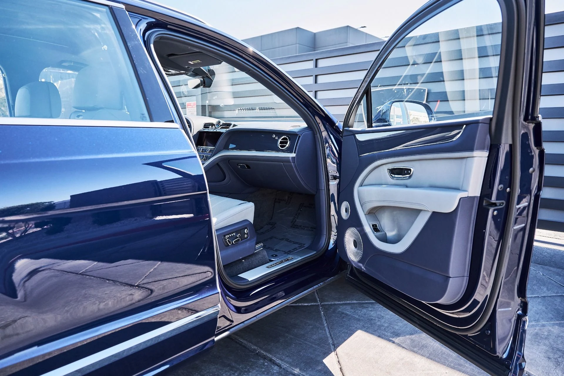 mph020_1254240393_Used_2025_Bentley_Bentayga_EWB_1780709370_7b8db2909d