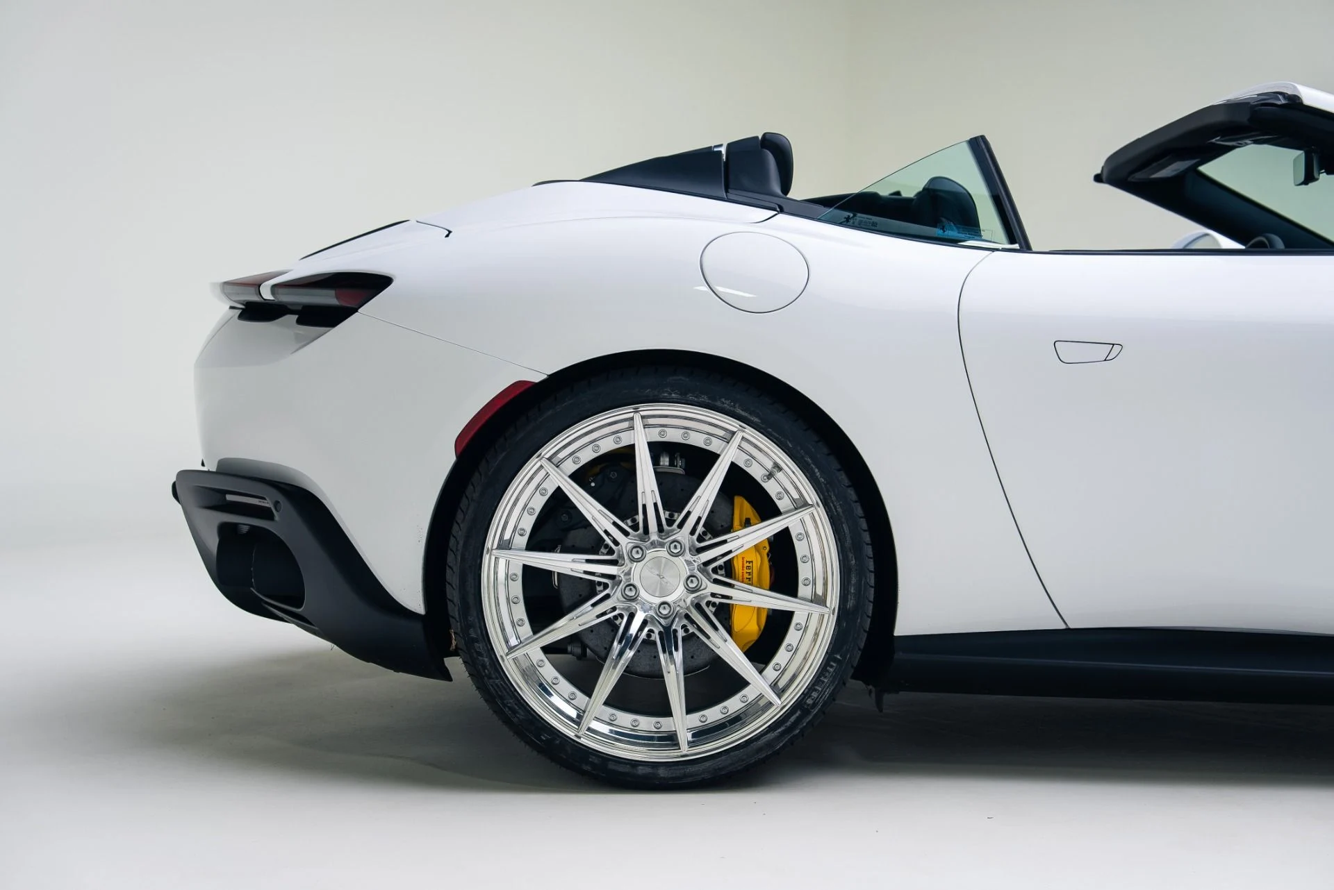 mph020_1277803840_Used_2025_Ferrari_Roma_Spider_1766089214_33ca83b91e