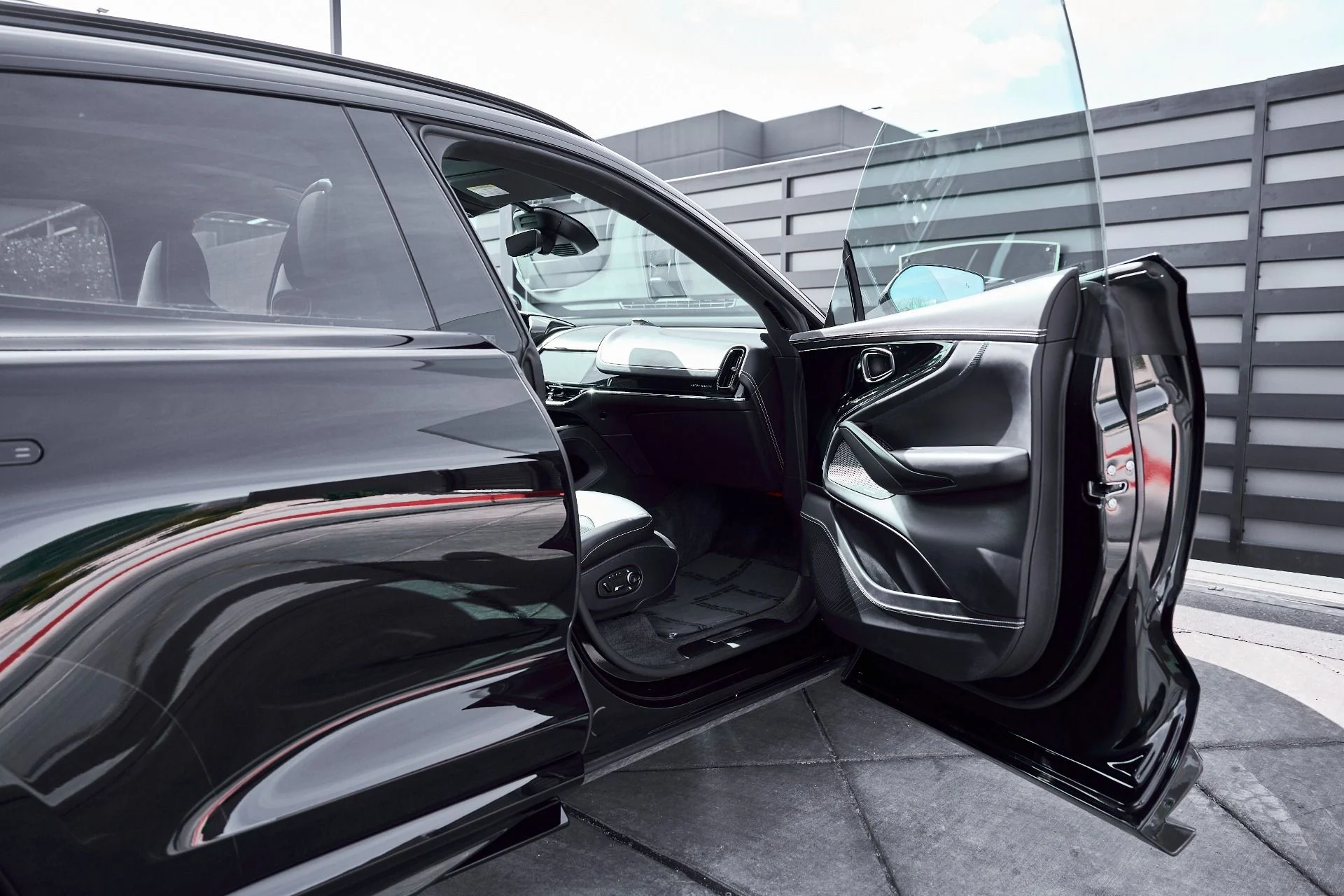 mph020_1283603482_Used_2025_Aston_Martin_DBX_707_1771642273_8b4f4c03b4