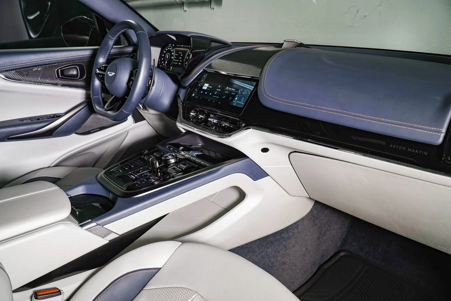 mph020_1287704066_Used_2025_Aston_Martin_DBX_707_1792739128_e265cdc2e3
