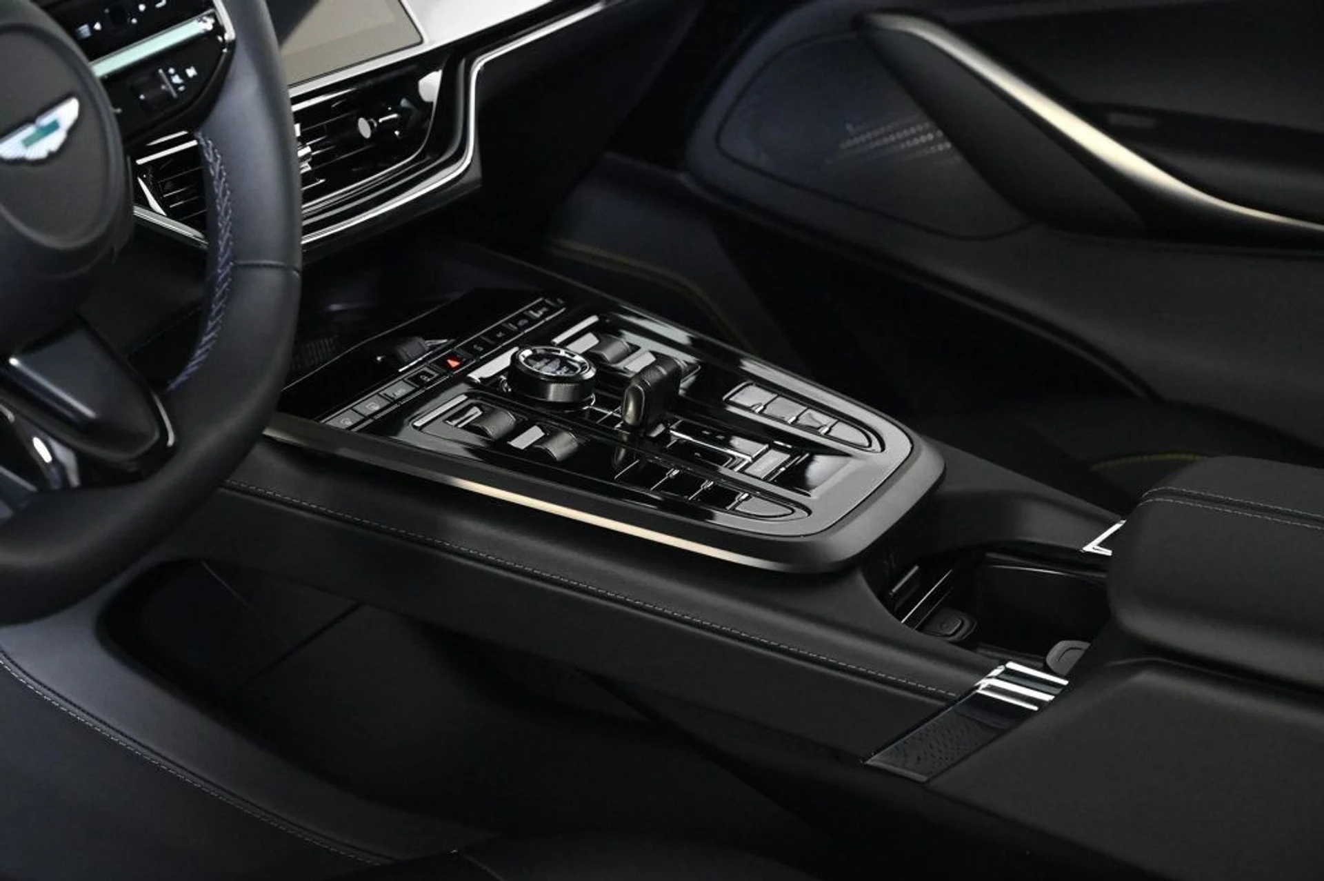 mph020_1318259836_new_2026_aston_martin_dbx_707awd_11350_22992947_21_1024_ea5e04a1c6