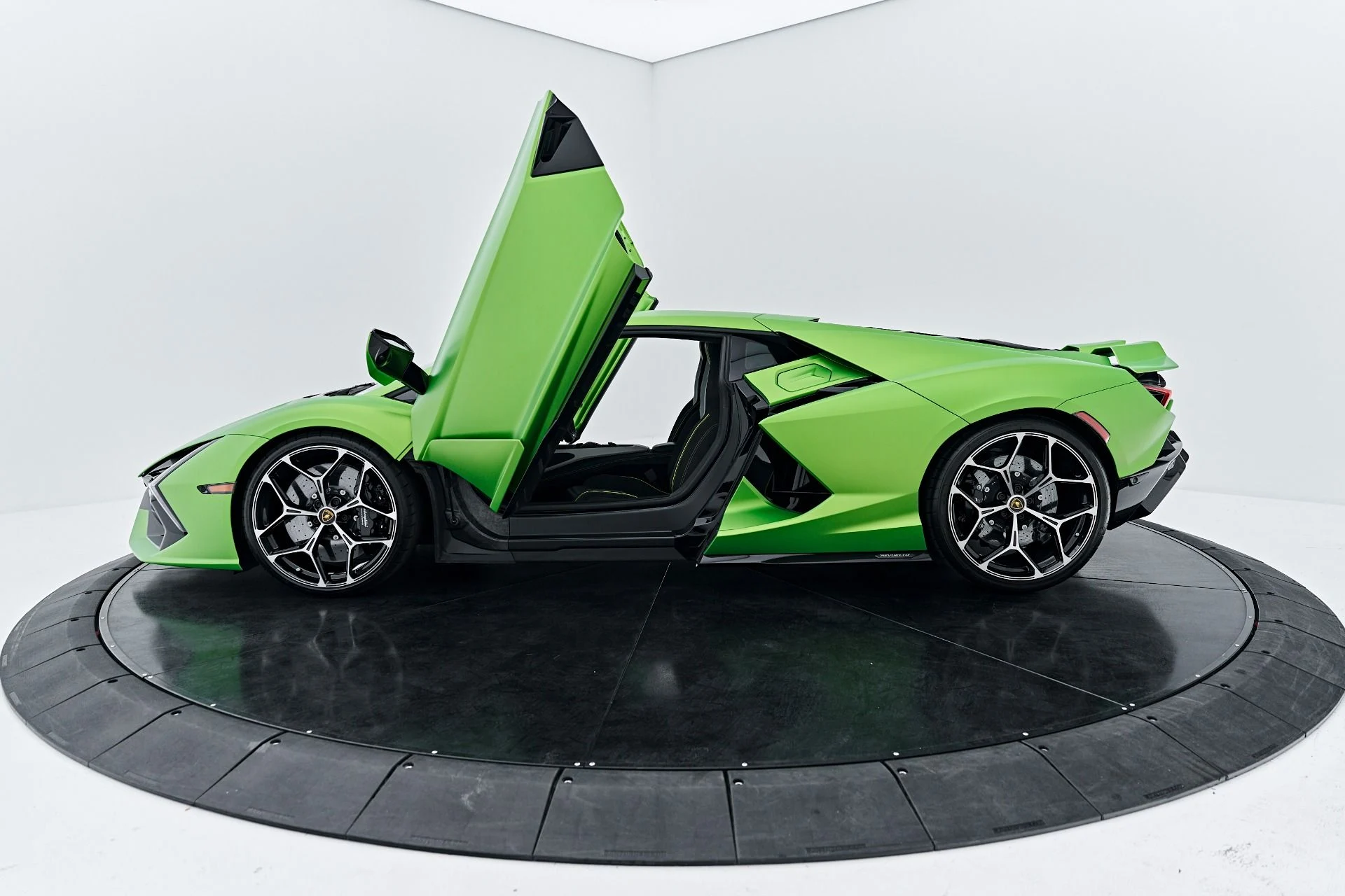 mph020_132205541_Used_2024_Lamborghini_Revuelto_Base_1789697475_4c6fd3b8d9
