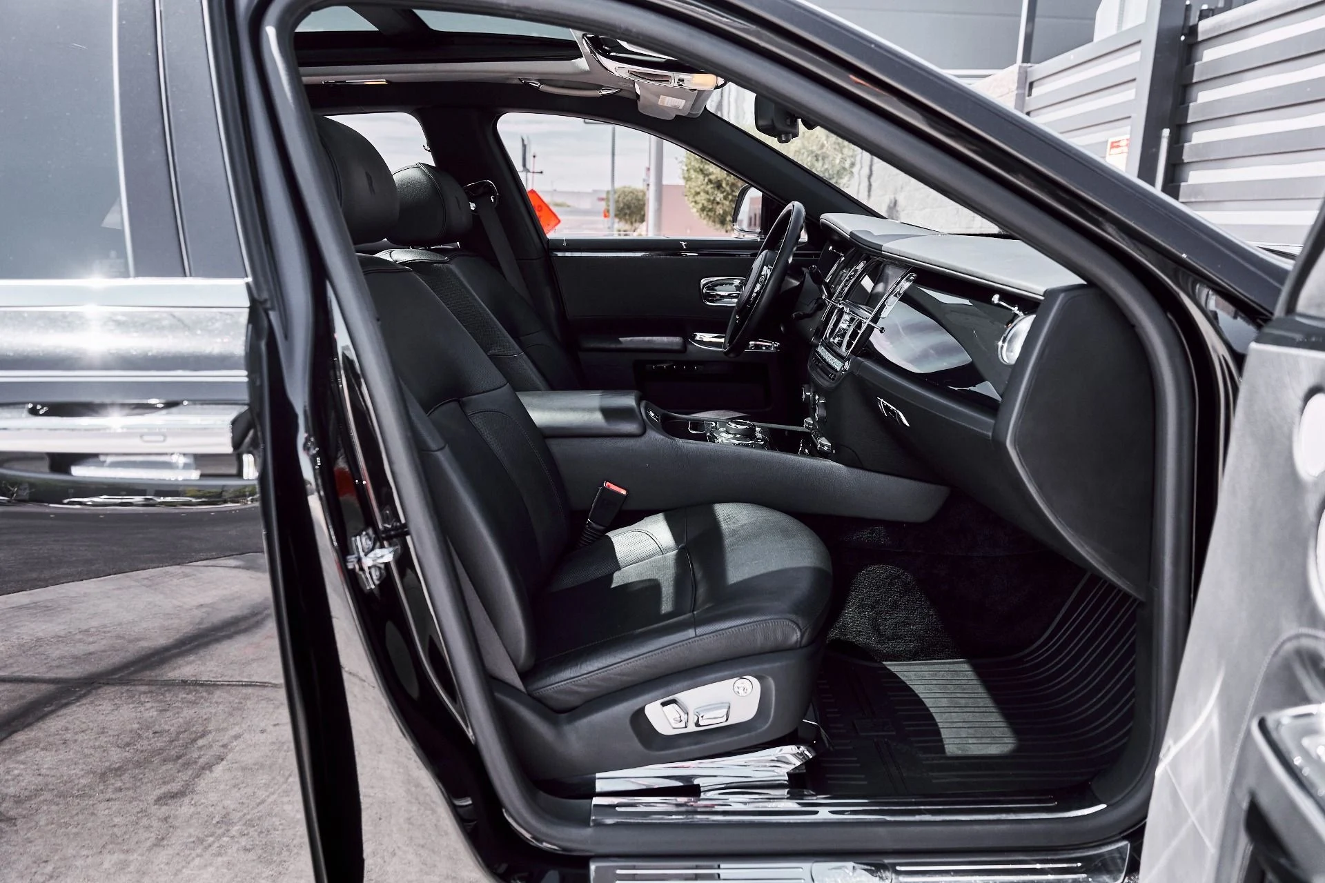 mph020_134741989_Used_2014_Rolls_Royce_Ghost_Base_1781025946_841dc83519