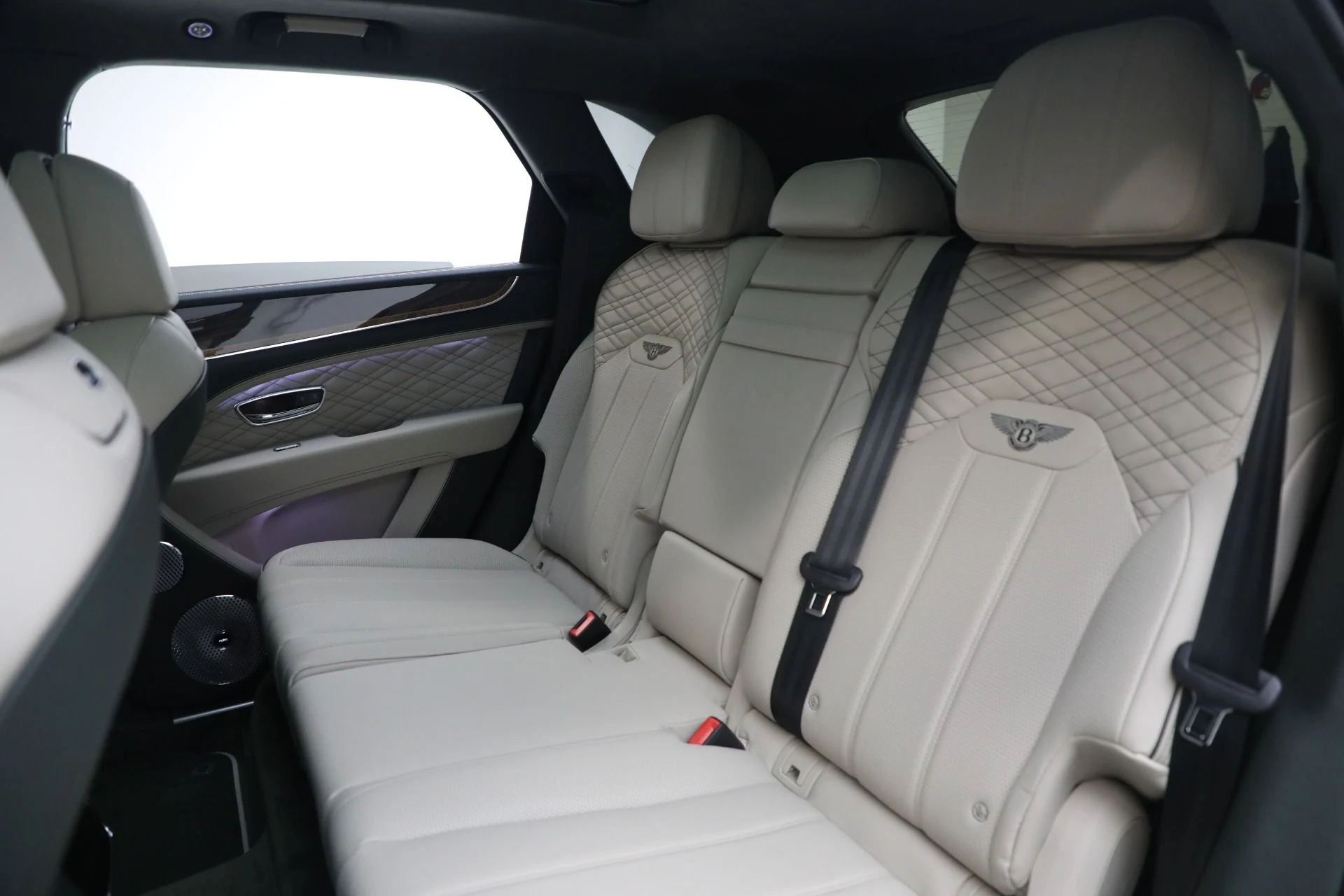 mph020_1356397773_New_2023_Bentley_Bentayga_V8_b8527eeb8b