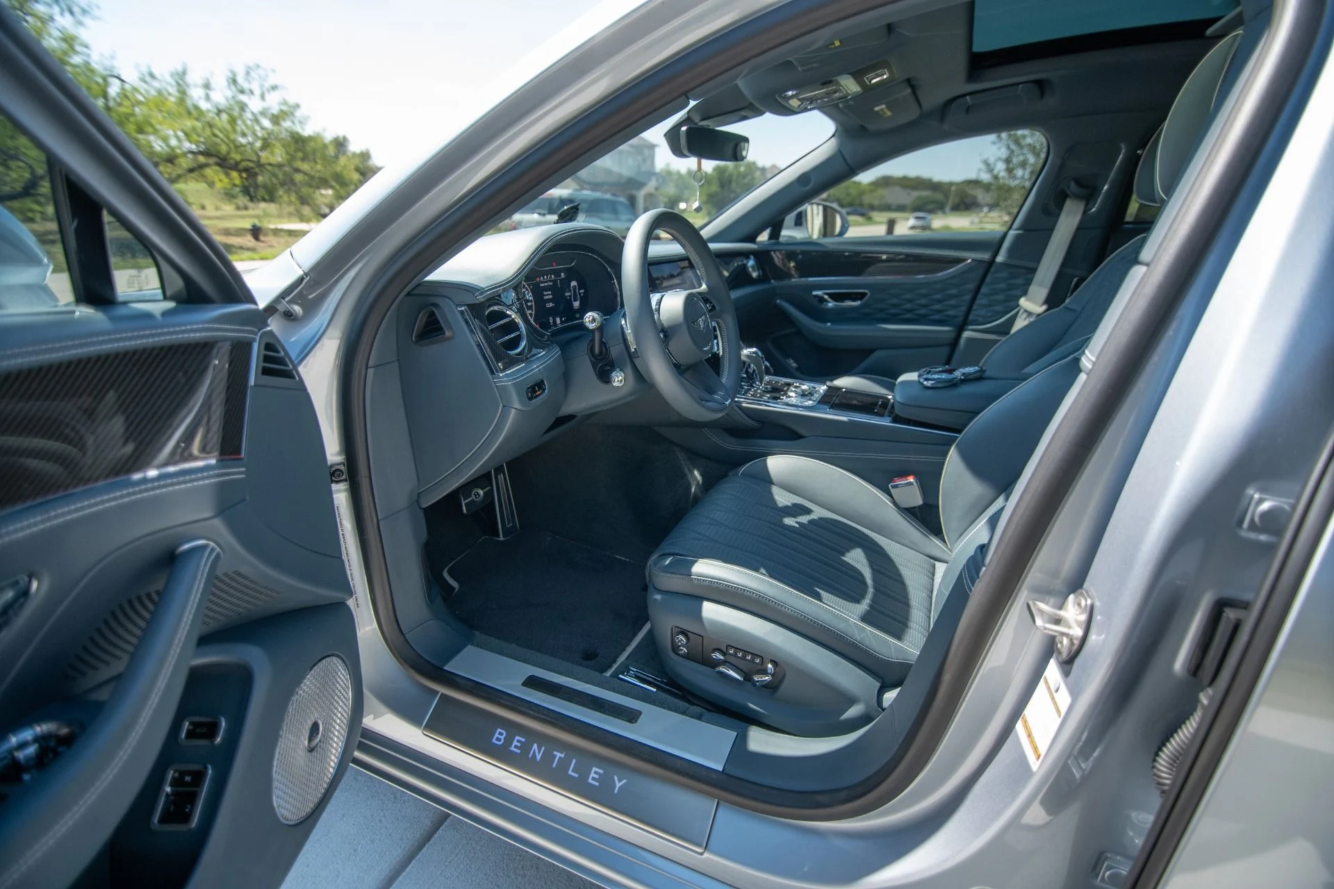 mph020_1384608557_Used_2022_Bentley_Flying_Spur_V8_1791934982_85ed5a75ca