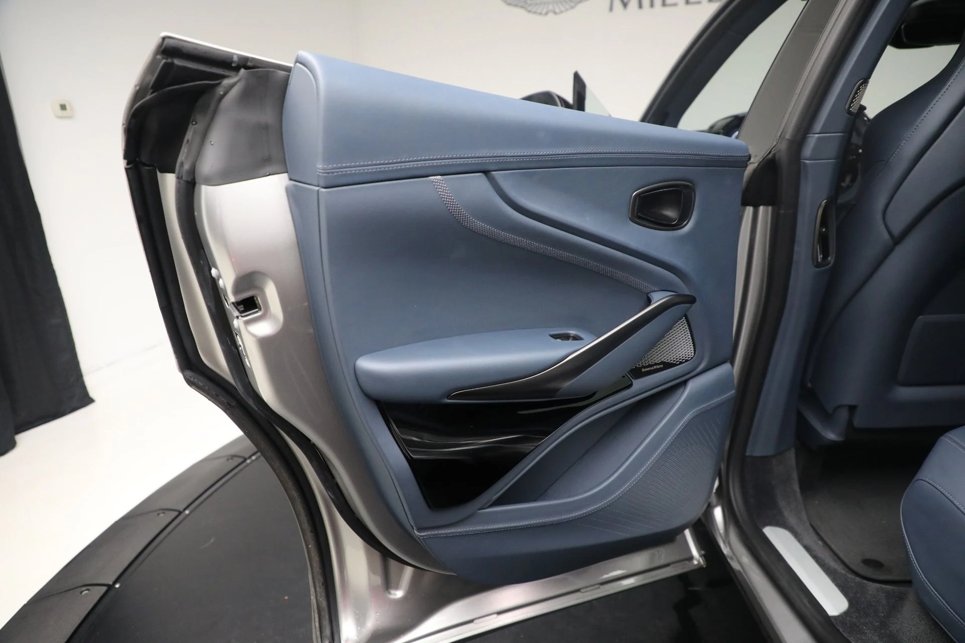 mph020_1425211366_New_2025_Aston_Martin_DBX_707_1762018753_2b0860d052