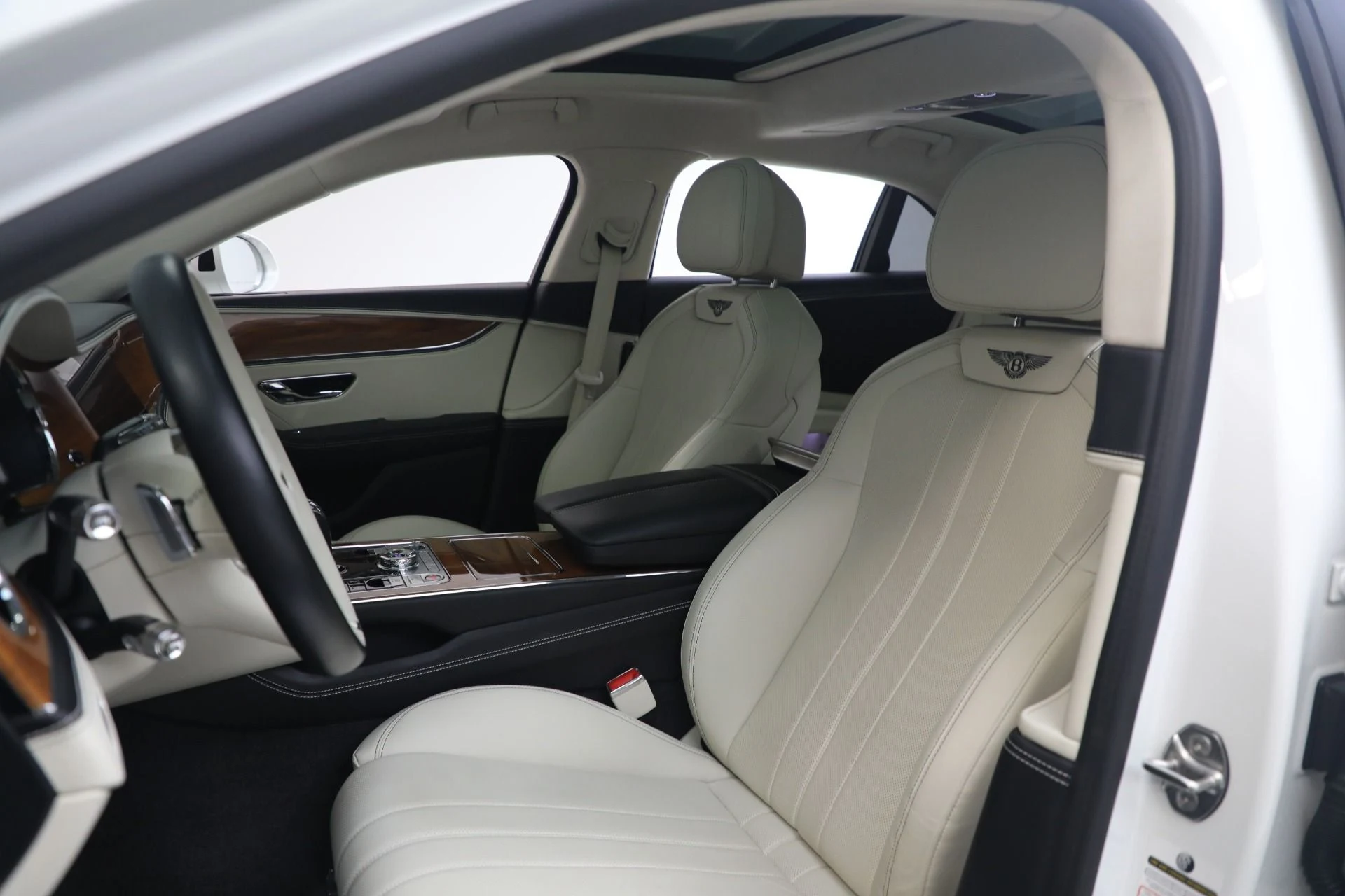 mph020_1428689670_Used_2024_Bentley_Flying_Spur_Hybrid_e84db5e13b