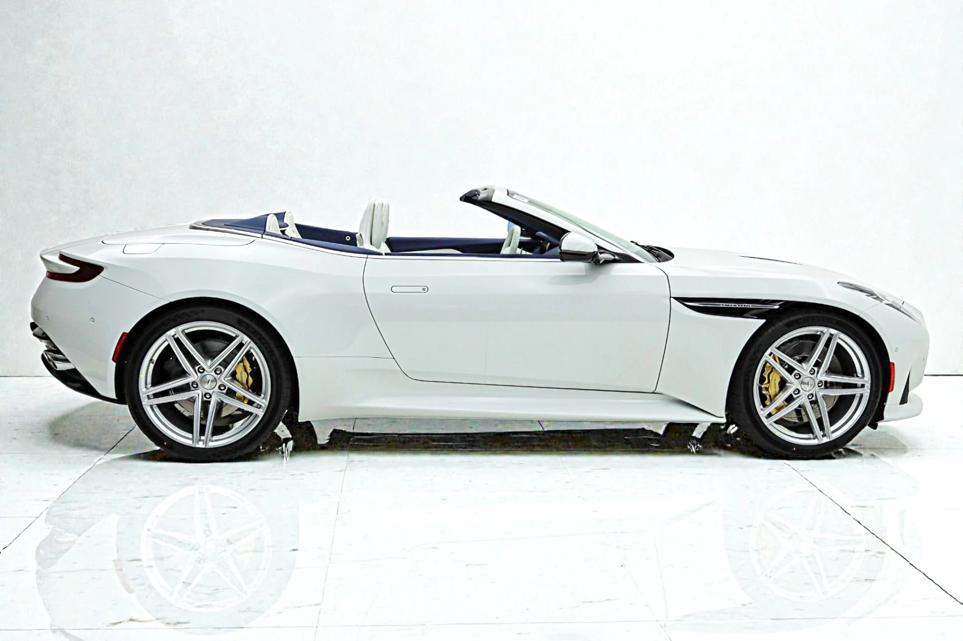 mph020_1433859809_Used_2026_Aston_Martin_DB_12_Volante_238444e78a