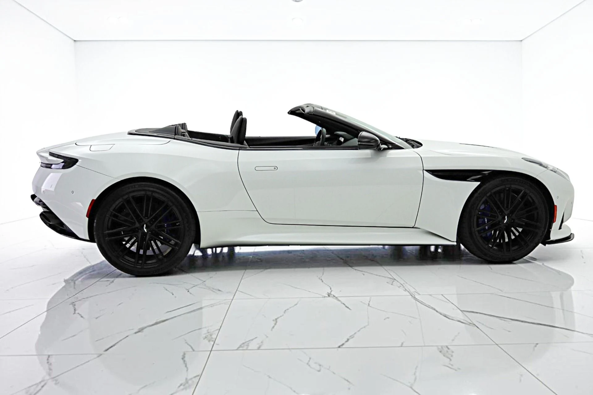mph020_1477424466_Used_2024_Aston_Martin_DB_12_Volante_1c9c210fd7