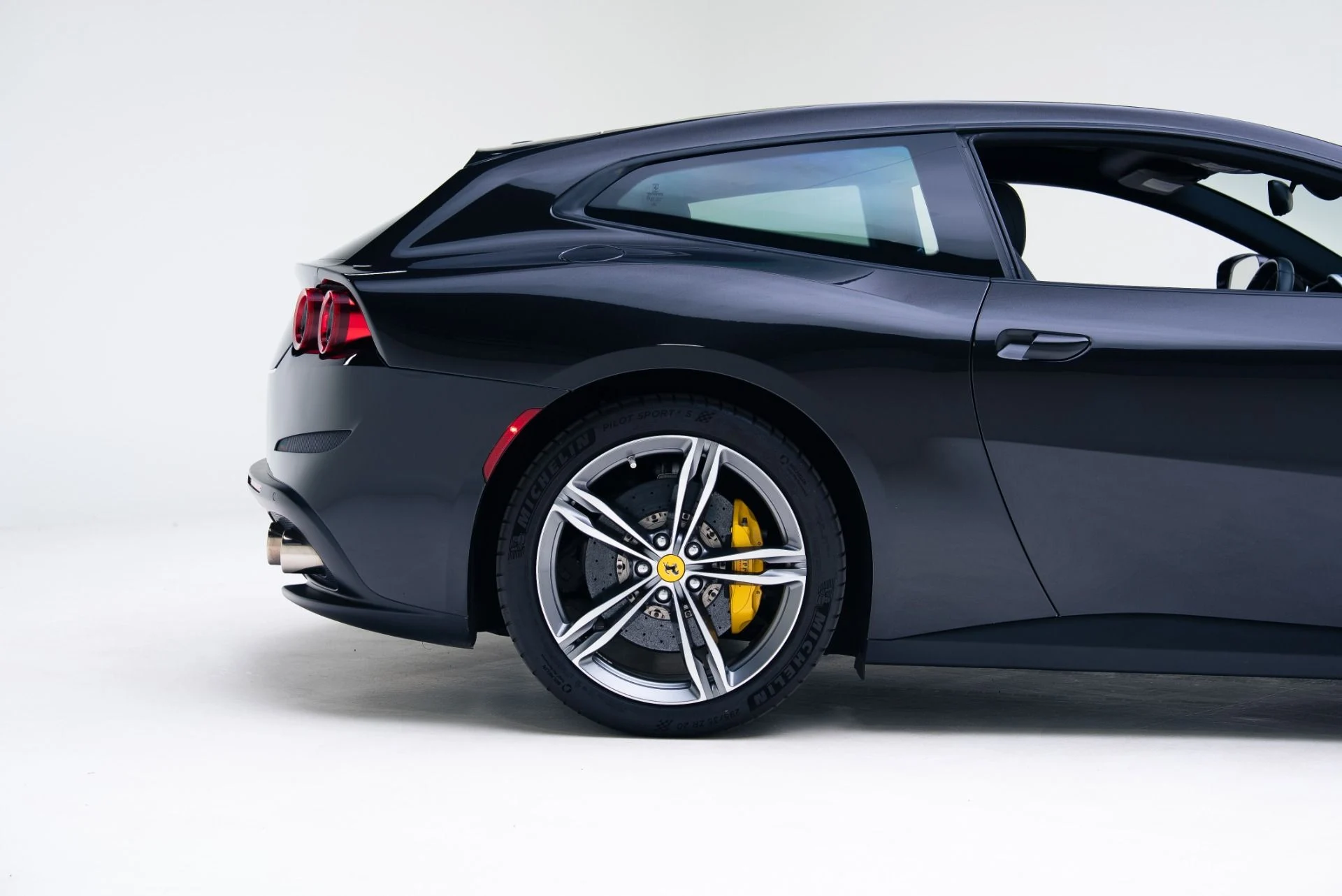 mph020_1520856827_Used_2018_Ferrari_GTC_4_Lusso_1768413919_97c55d4804