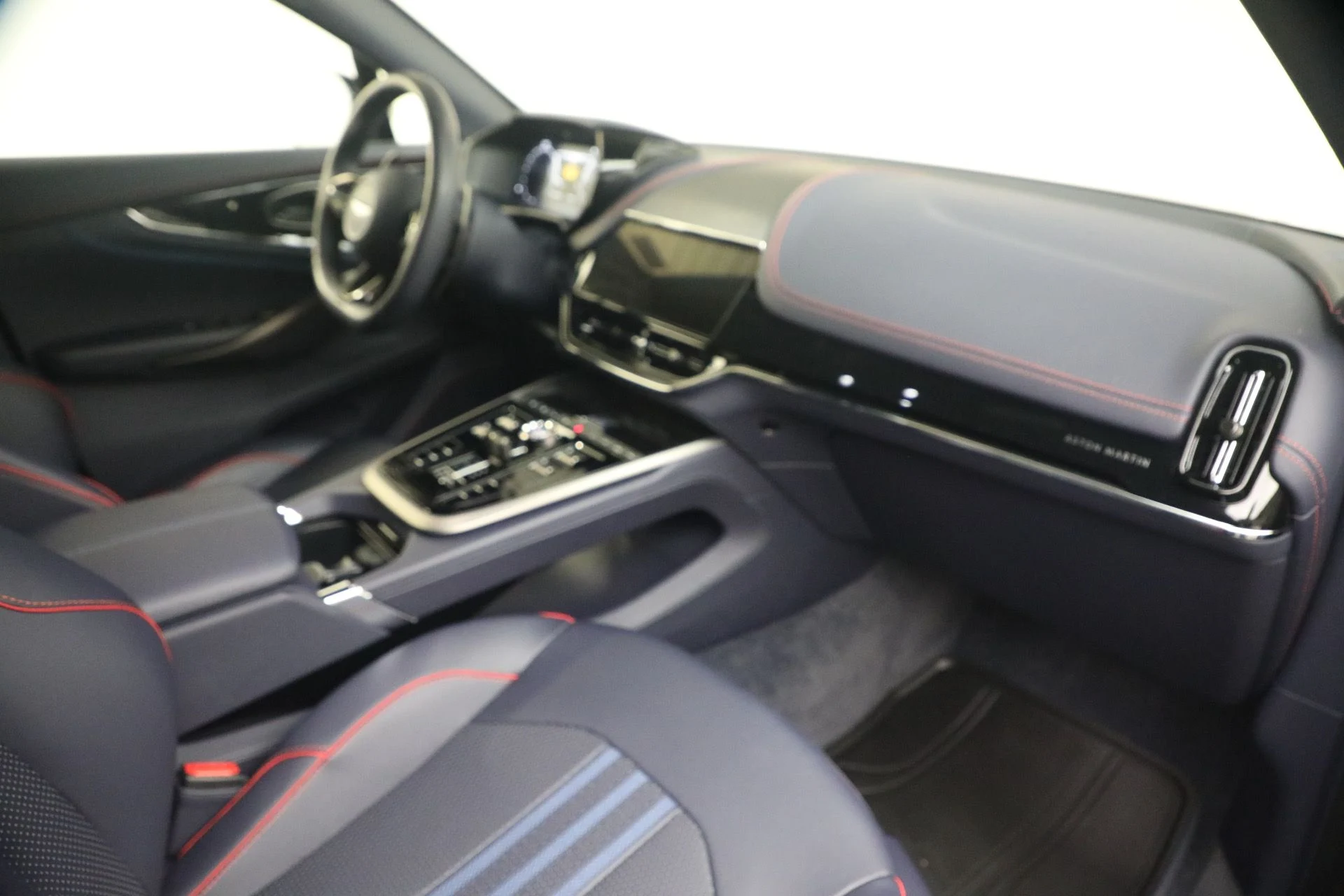 mph020_1526809103_Used_2025_Aston_Martin_DBX_707_1790965010_ee5c0ef096