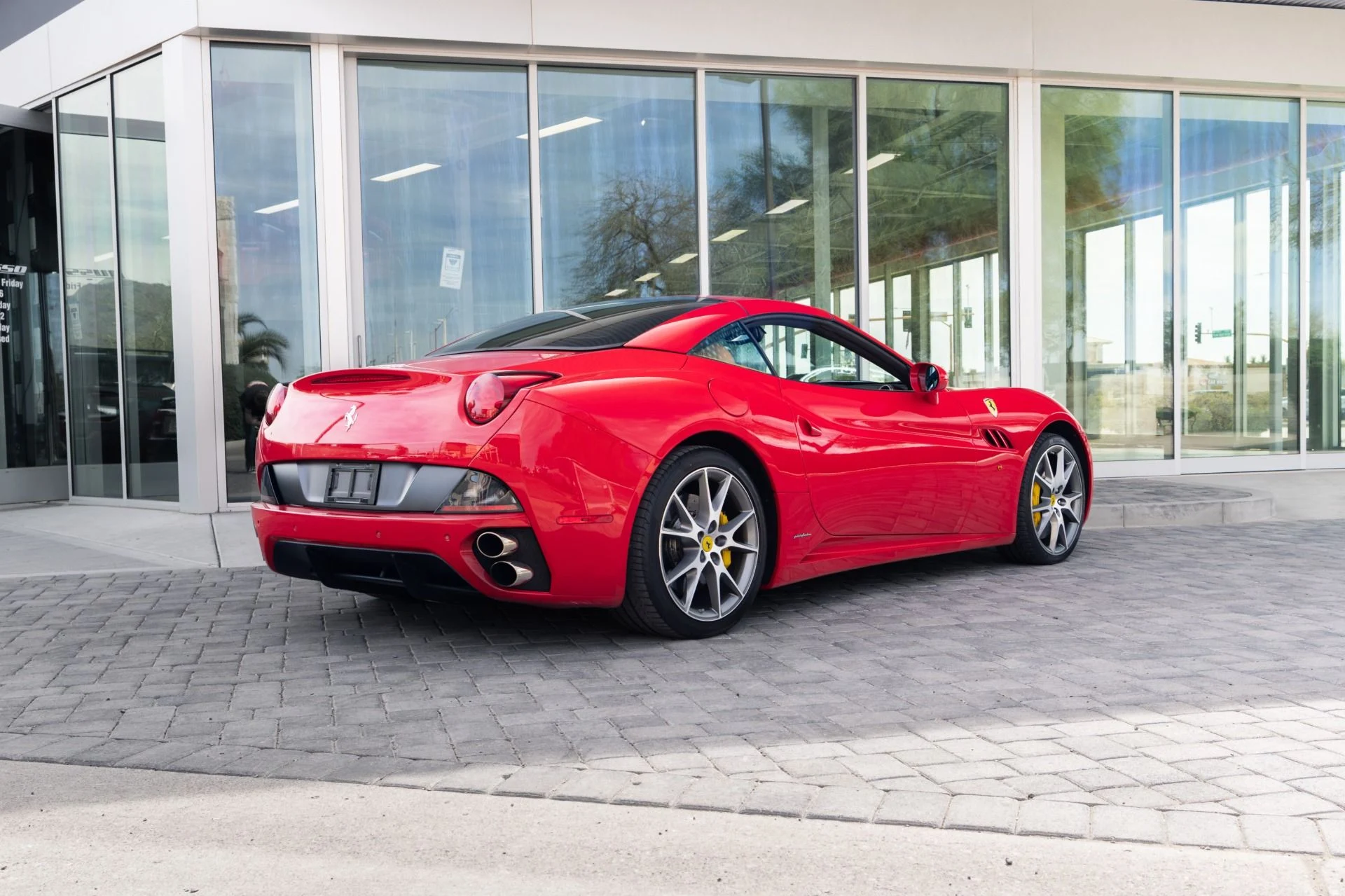mph020_1536995695_Used_2010_Ferrari_California_1772055067_7c07659346