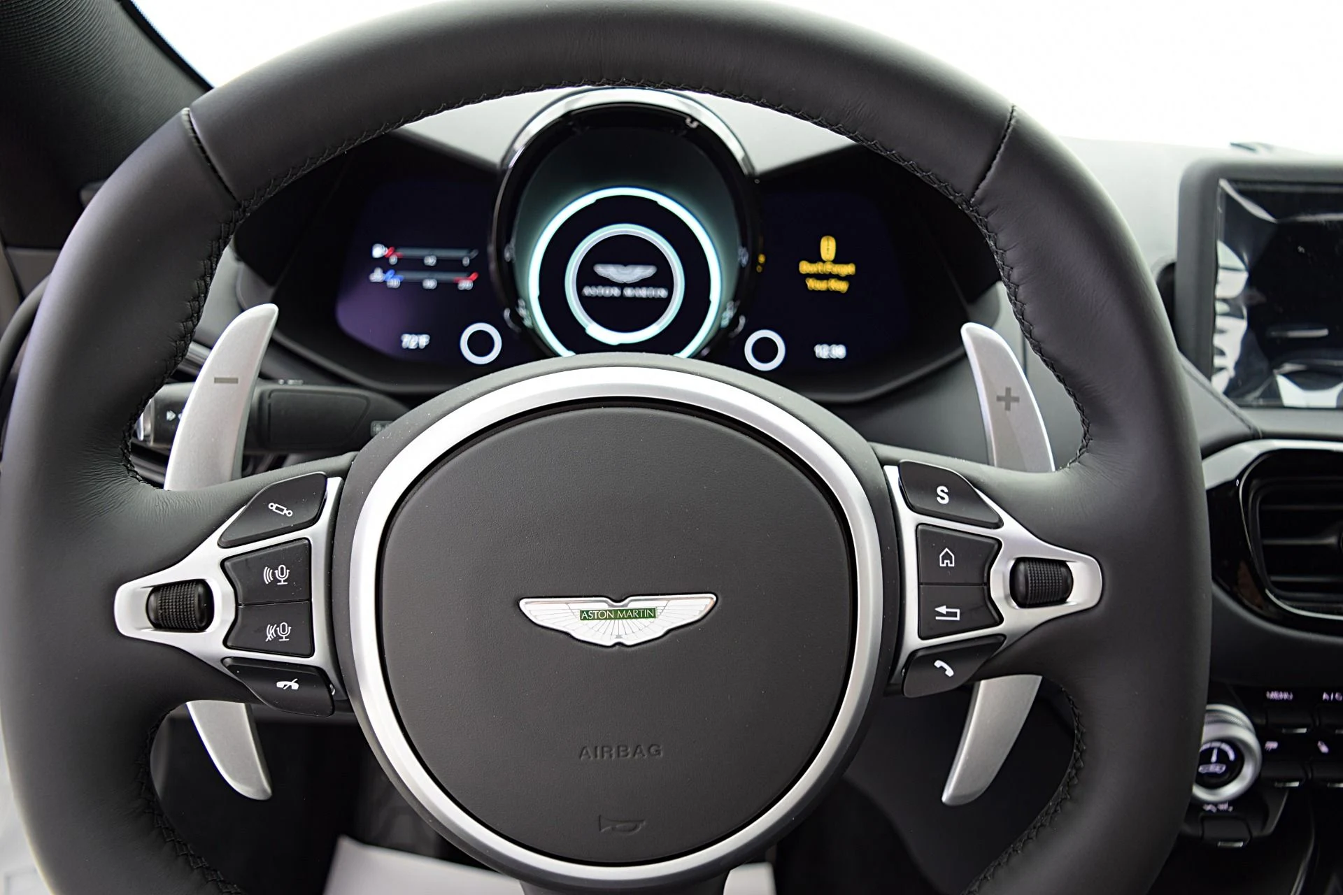 mph020_1549729333_Used_2023_Aston_Martin_Vantage_Coupe_e0a0030b06