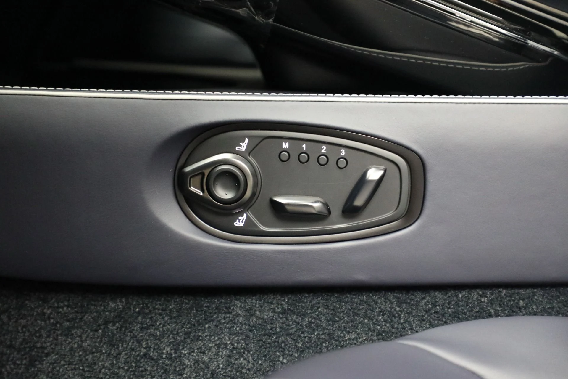 mph020_155768266_New_2025_Aston_Martin_Vantage_5bb05ea6f1