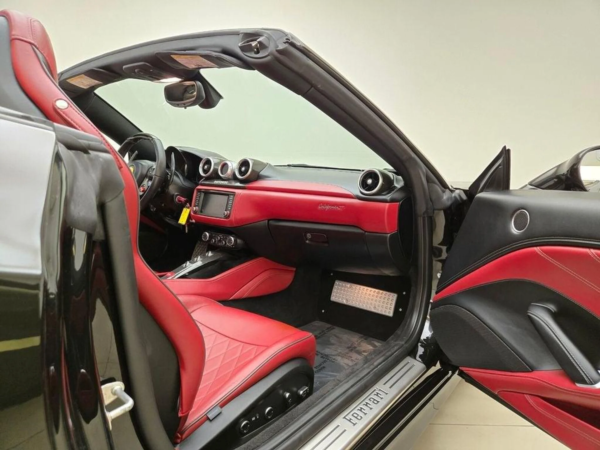 mph020_1561222895_Used_2015_Ferrari_California_T_1776503262_a65ed62c22