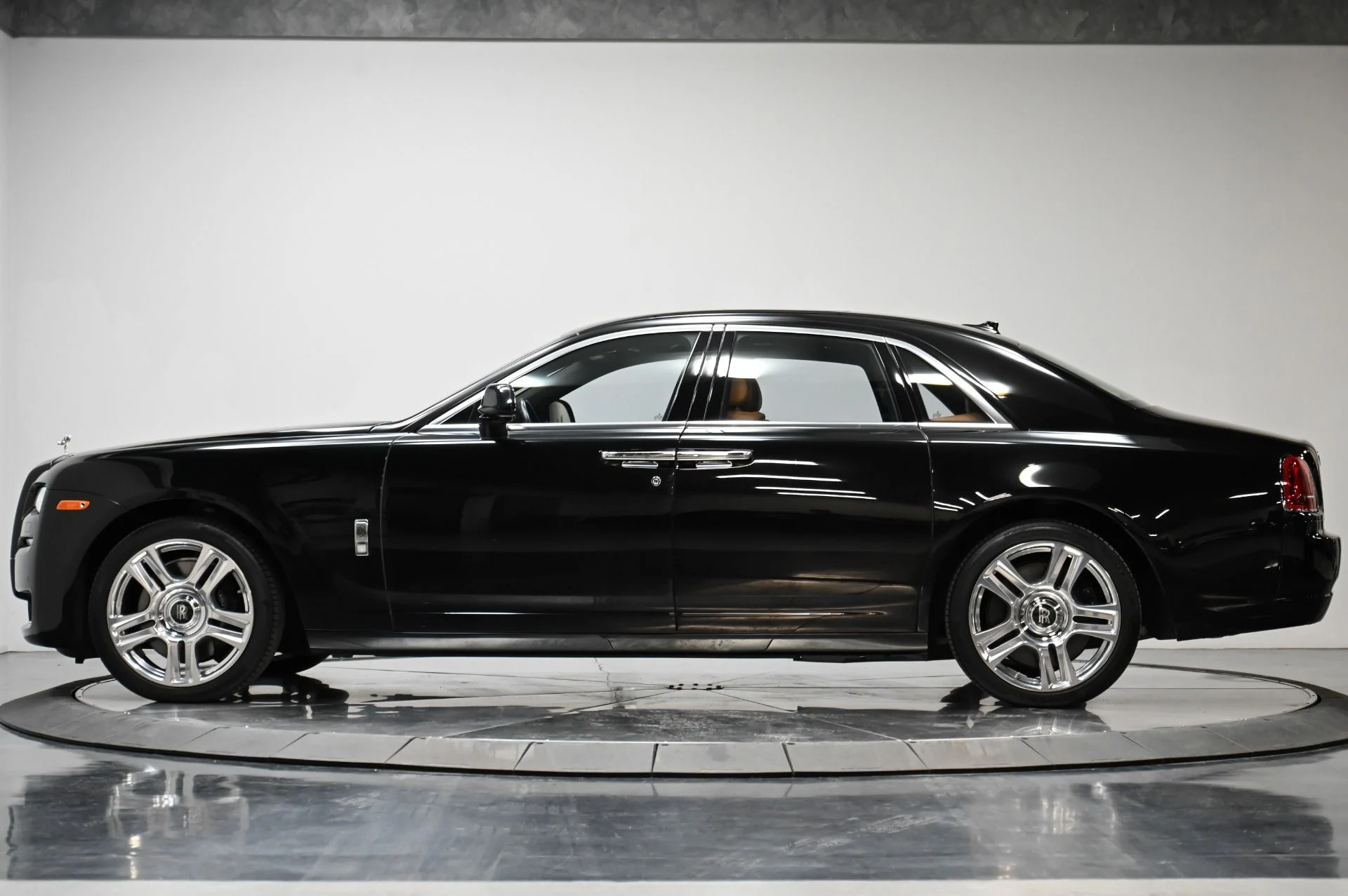 mph020_156861850_Used_2015_Rolls_Royce_Ghost_Base_1723921602_c6ebde22cf