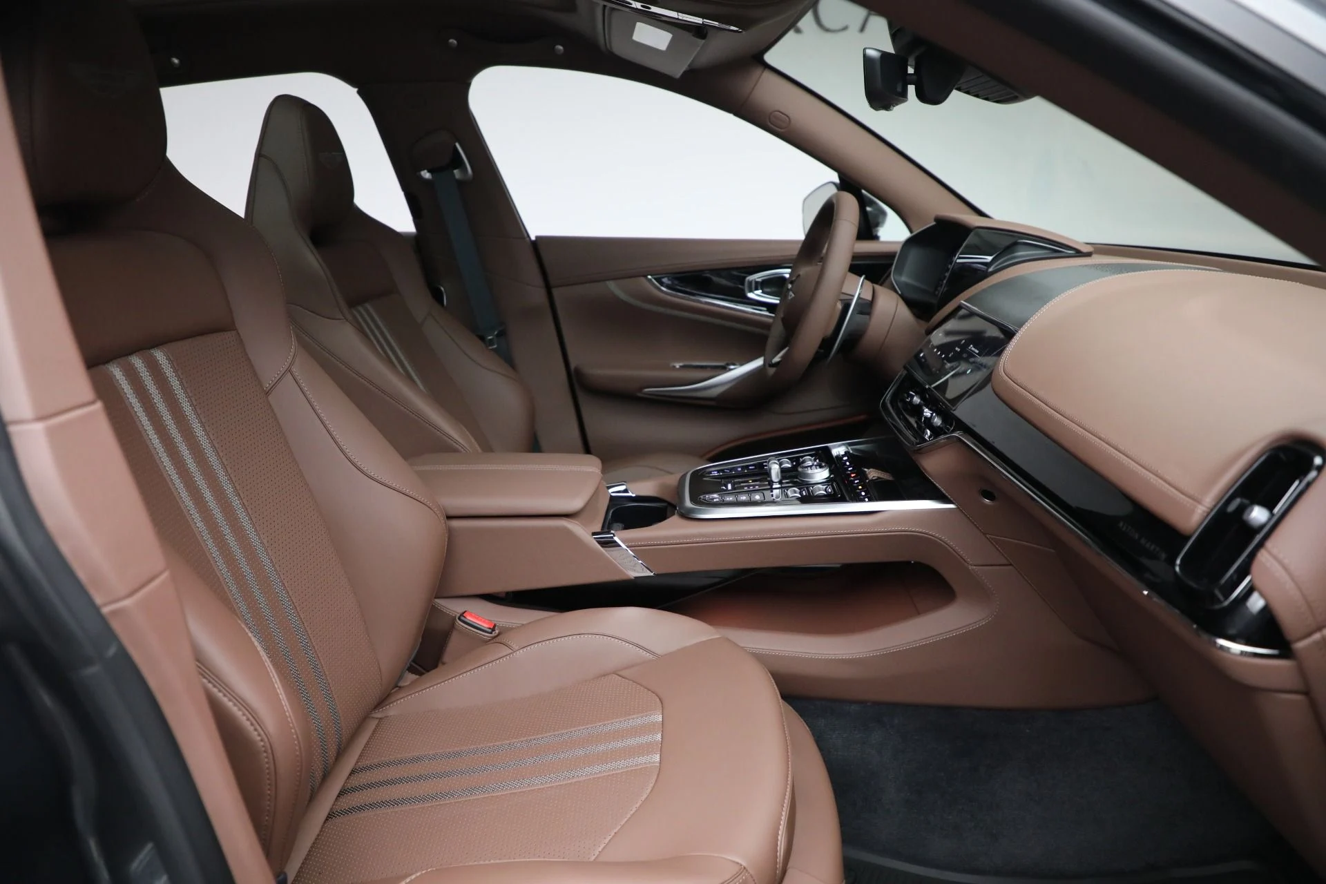 mph020_1574387495_New_2025_Aston_Martin_DBX_707_59a66b6603