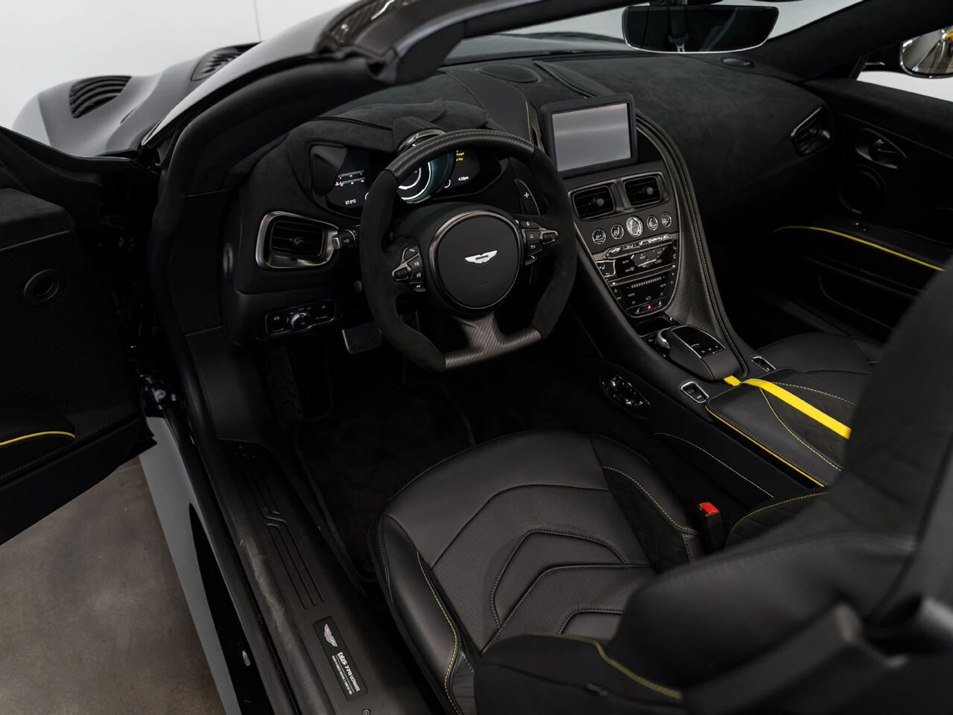 mph020_1574425255_aston_martin_dbs_2023_jpg_v_1773863537_63a0049000