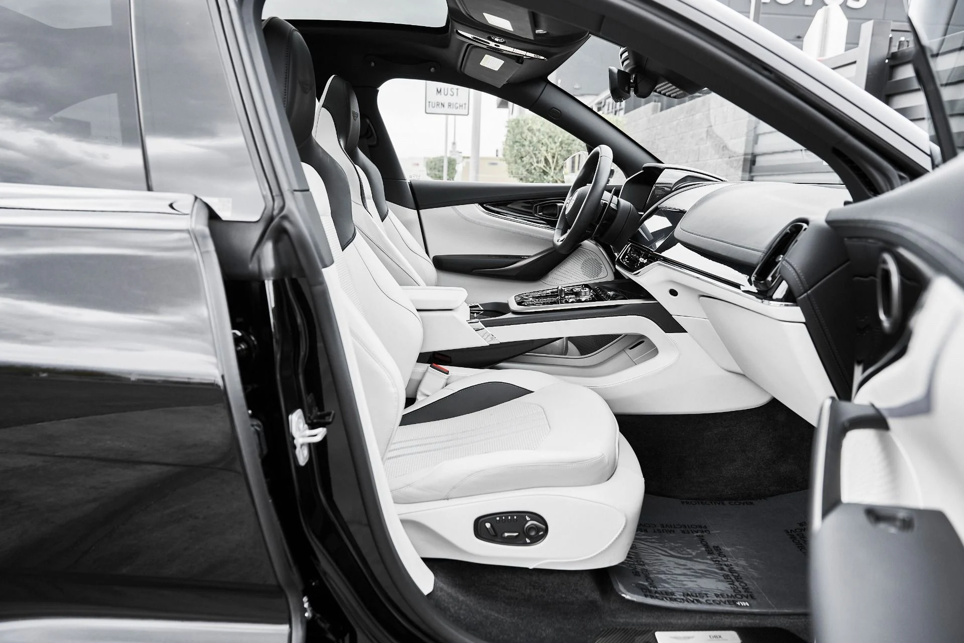 mph020_1611462339_Used_2025_Aston_Martin_DBX_707_1775007960_c4eee7f11b