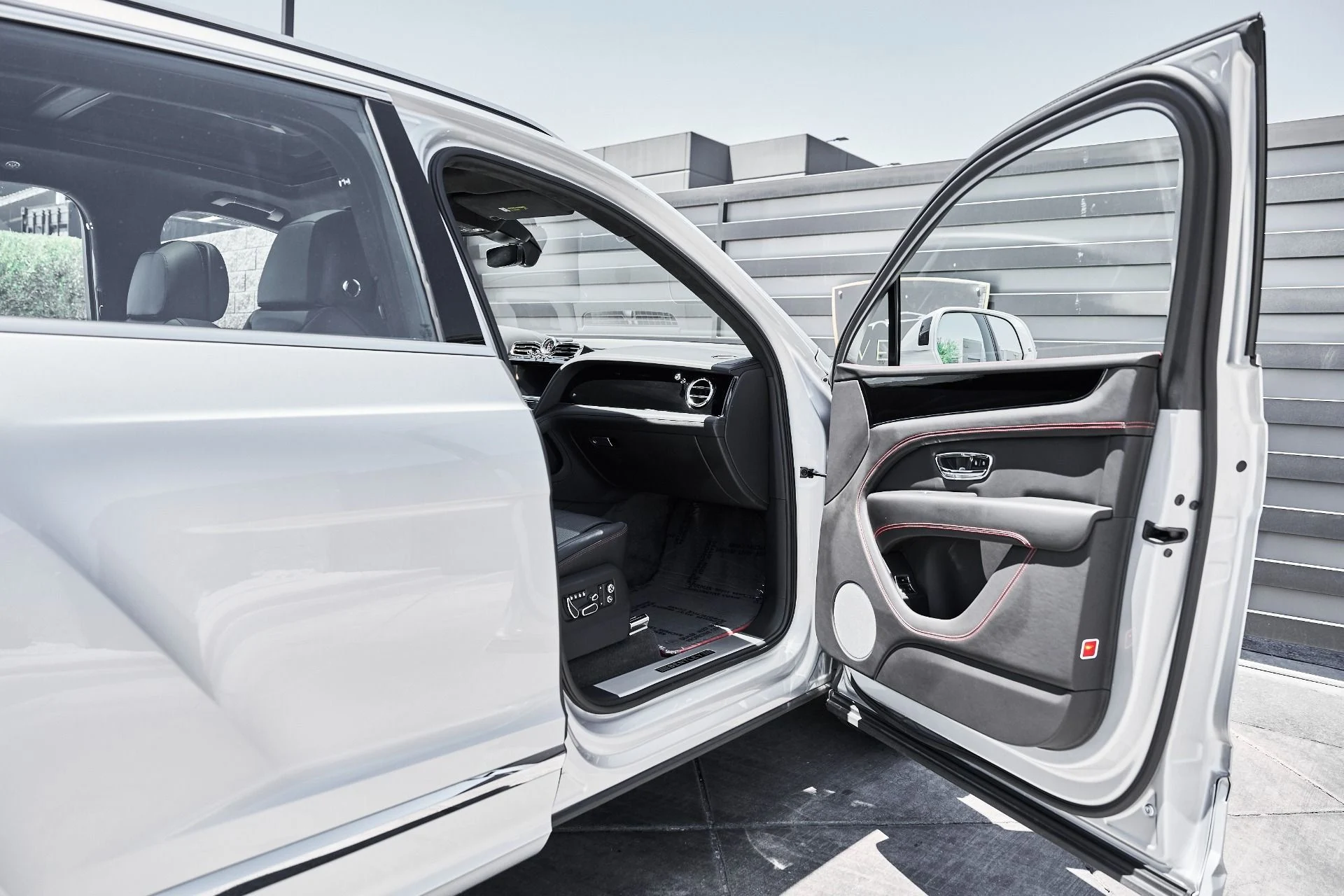 mph020_1612965296_Used_2021_Bentley_Bentayga_V8_1781574936_a7b3f85fbc