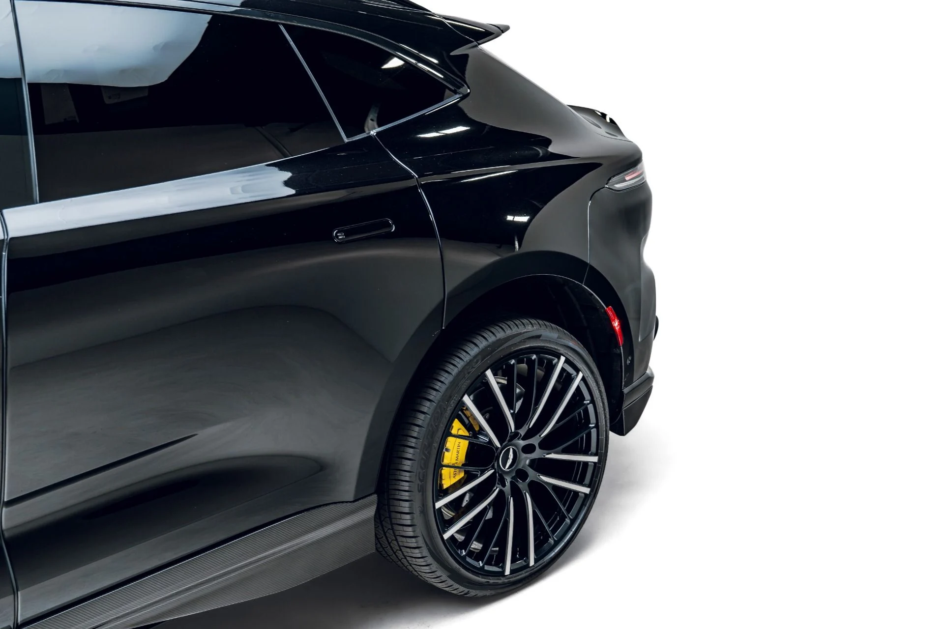 mph020_1634148601_Used_2023_Aston_Martin_DBX_707_1782930747_7ea382506a