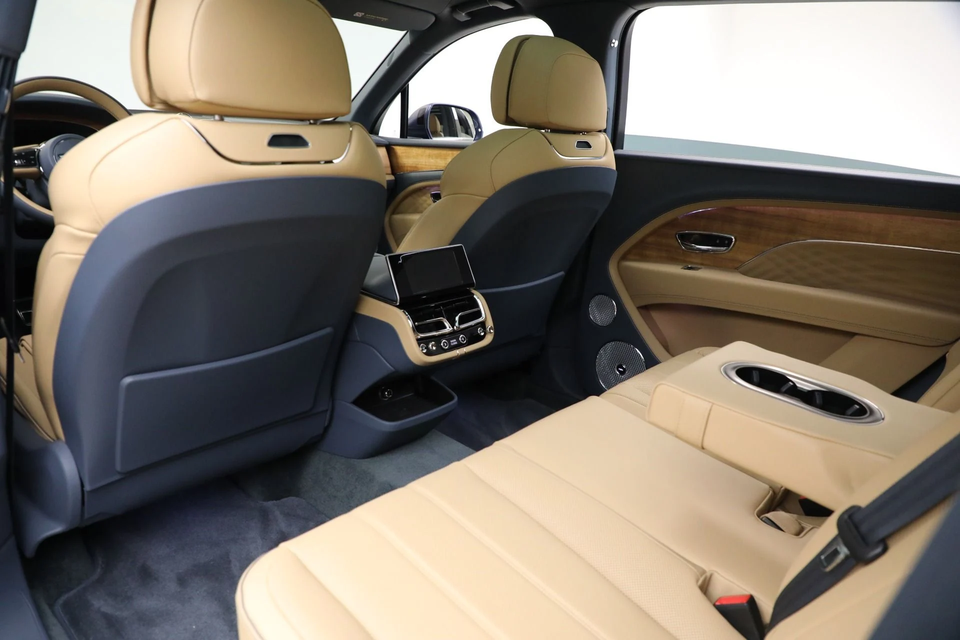 mph020_1641668892_New_2025_Bentley_Bentayga_EWB_Azure_V8_d0bb488452