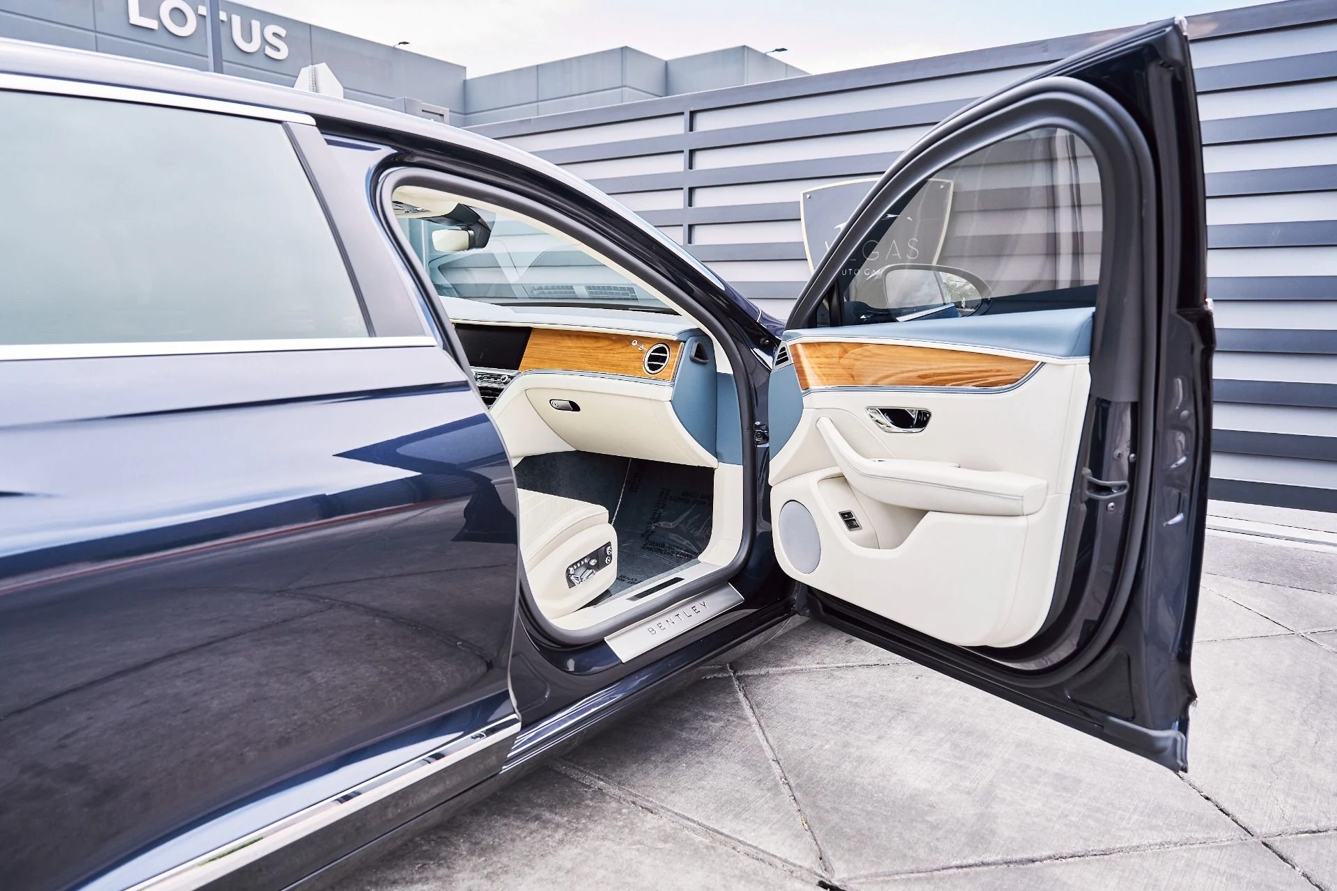 mph020_1643137926_Used_2021_Bentley_Flying_Spur_V8_1779867090_7e97a55088