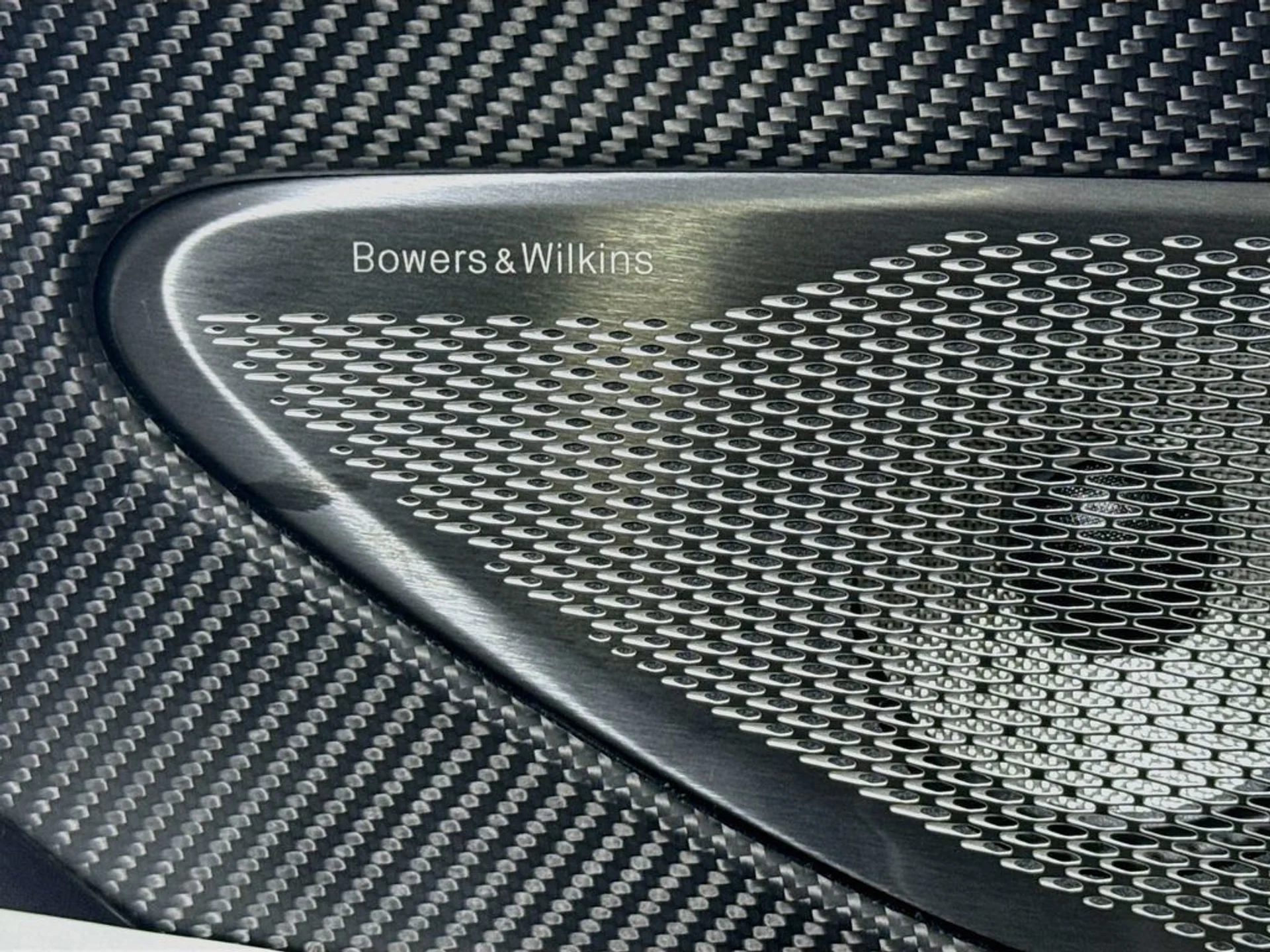 mph020_1663806277_new_2027_aston_martin_vanquish_volante_11350_23067135_21_1024_7916451fd8