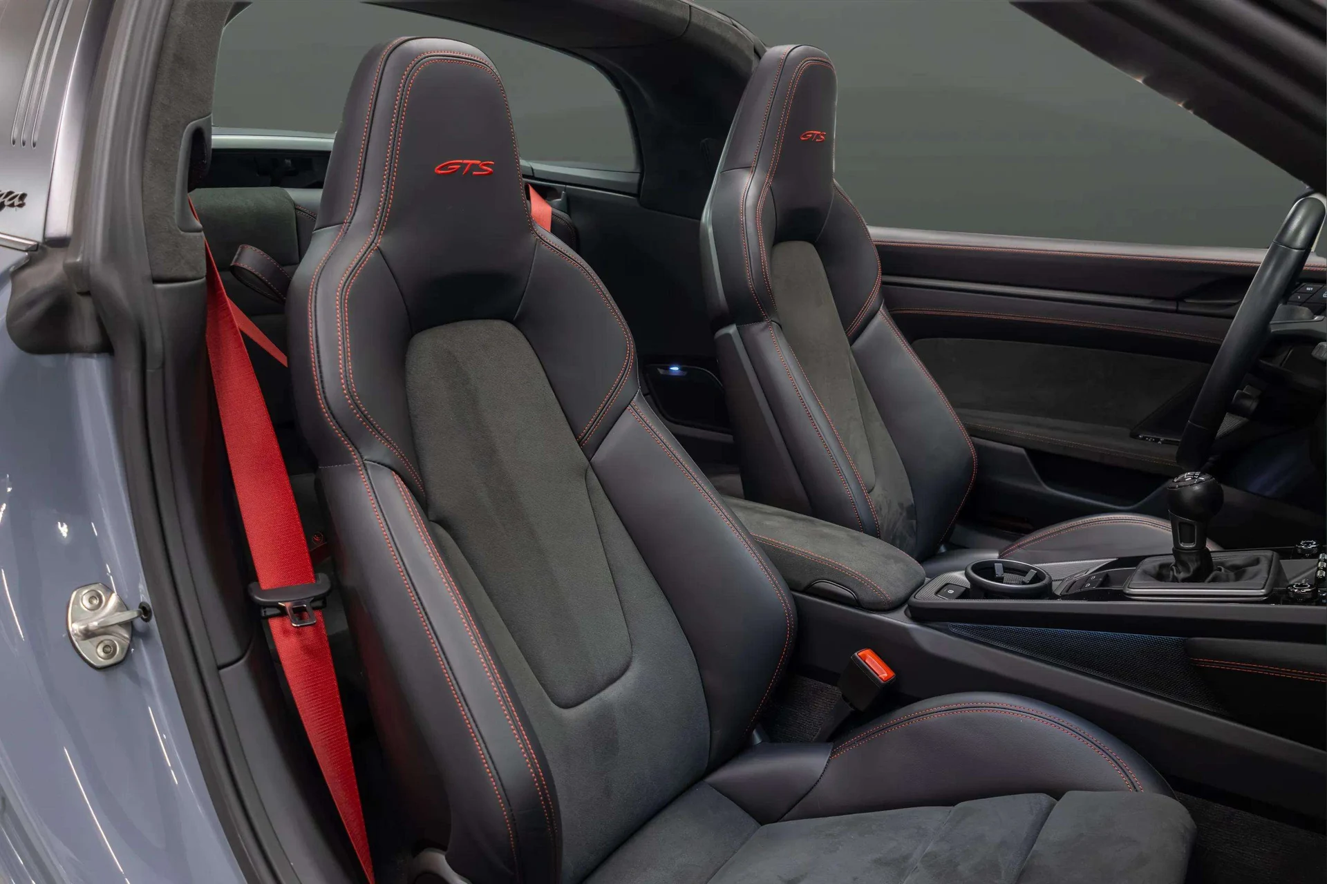 mph020_1687117596_7dbc0f84_00d3_45da_94ce_ff71e846499d_2_21_Interior_202420_Porsche2091120_Targa20420_GTS_2028_WP_0_BB_2_A91_RS_23487229_16_eaed4d20f9