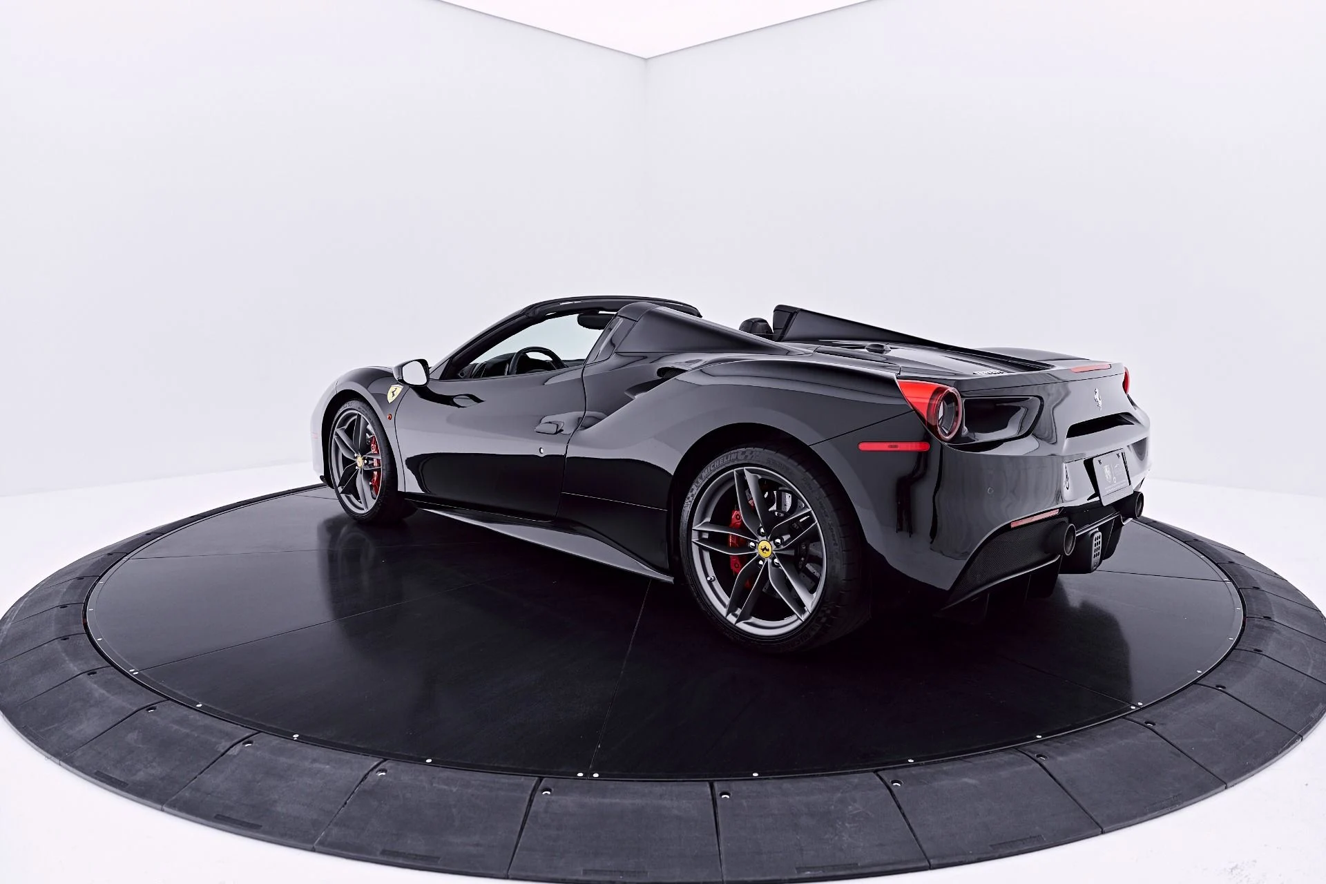 mph020_171007653_Used_2018_Ferrari_488_Spider_Base_1782759821_56fa875598