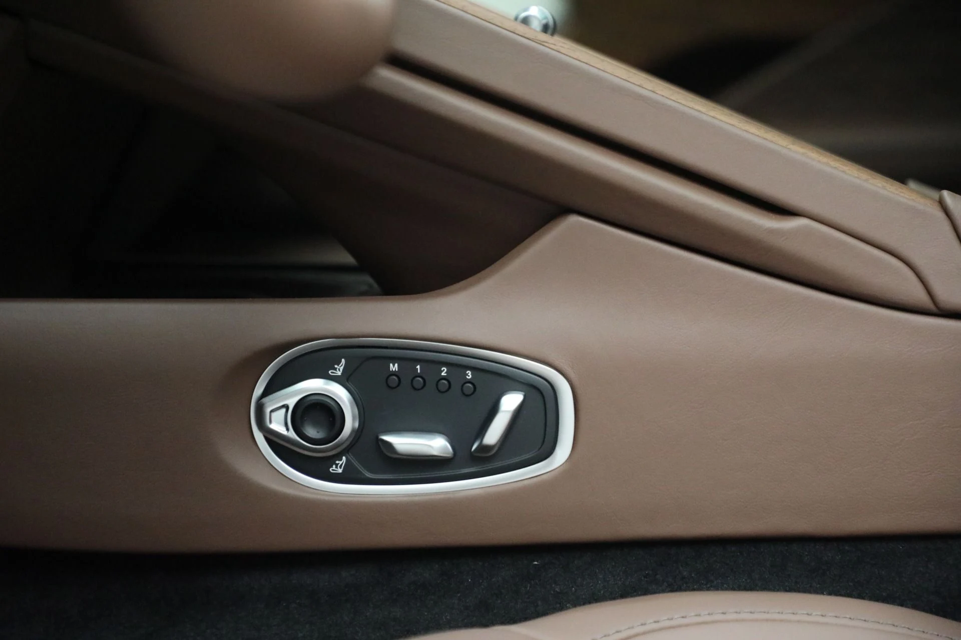 mph020_1715406408_Used_2025_Aston_Martin_DB_12_V8_1735241799_adc5c81048