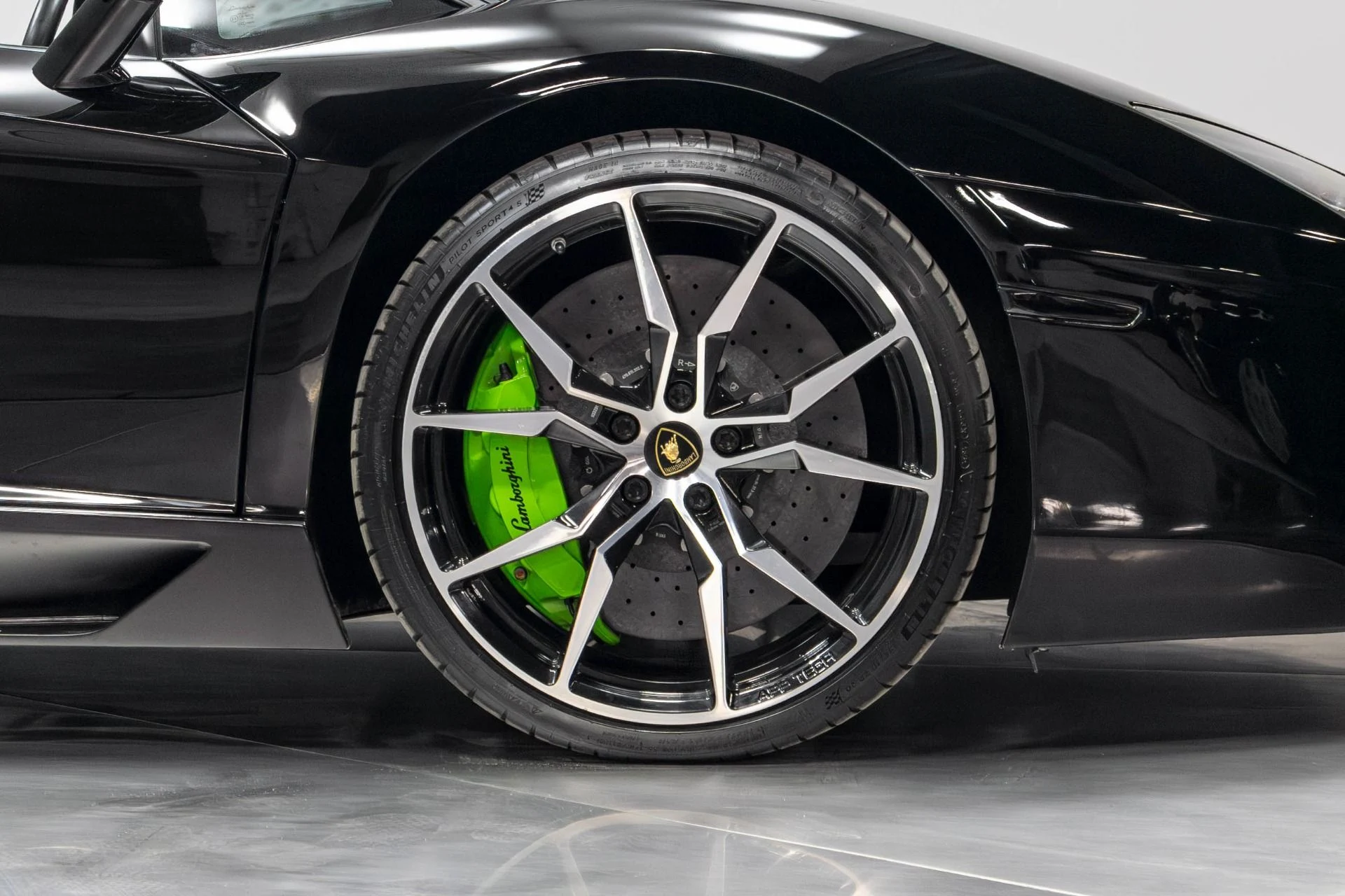 mph020_1724688630_Used_2015_Lamborghini_Aventador_LP_700_4_1780593182_56ebf7c3b5