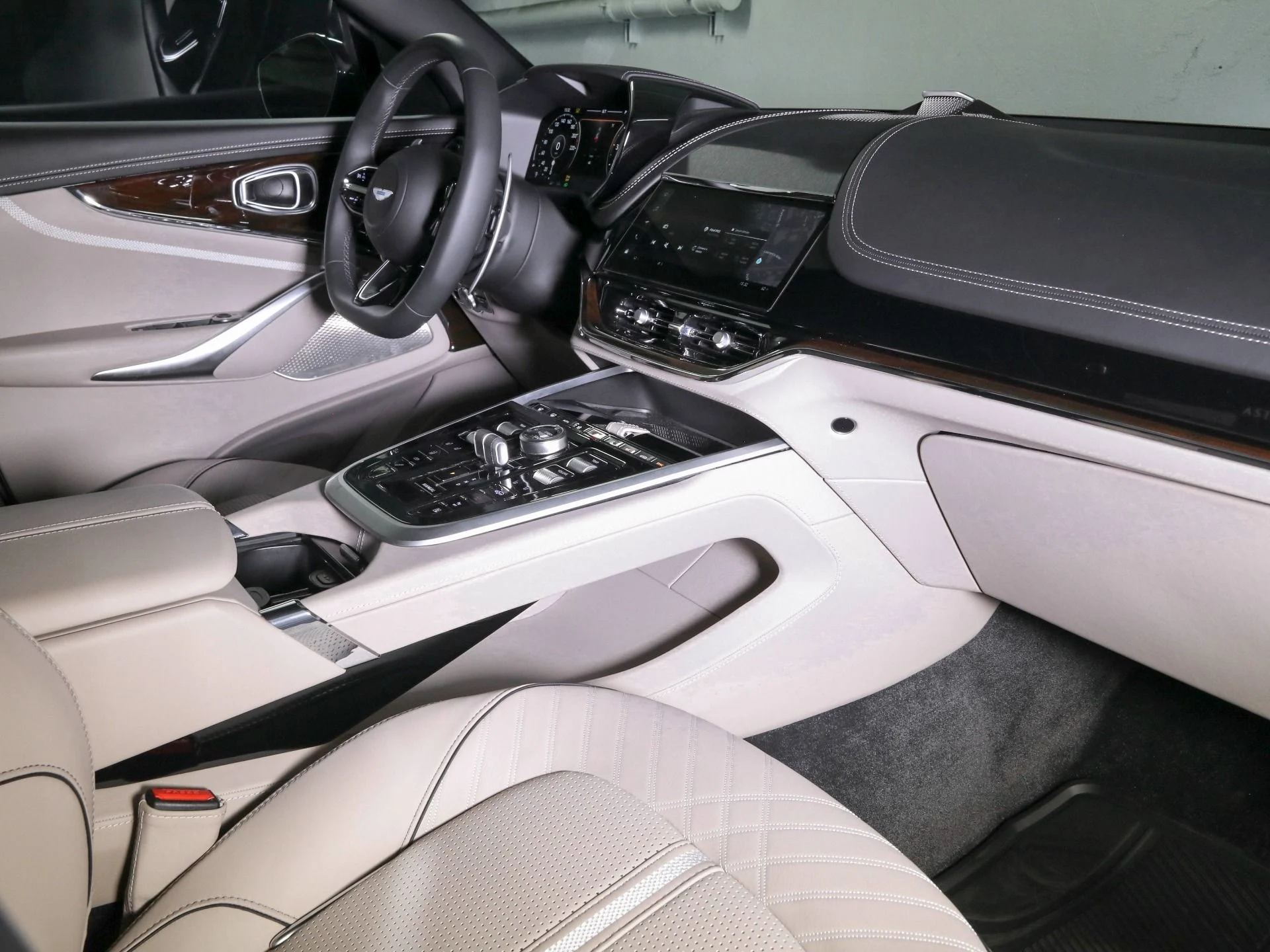 mph020_1759963512_New_2025_Aston_Martin_DBX_707_1768455345_1dbee08fdc