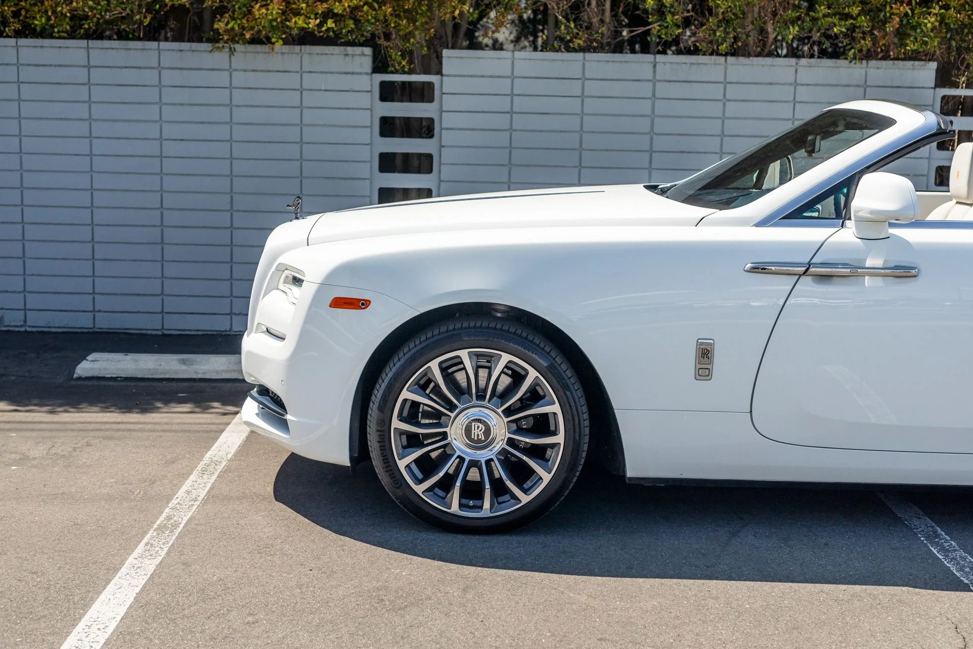 mph020_1786748262_Used_2018_Rolls_Royce_Dawn_1744136050_242cf8c526