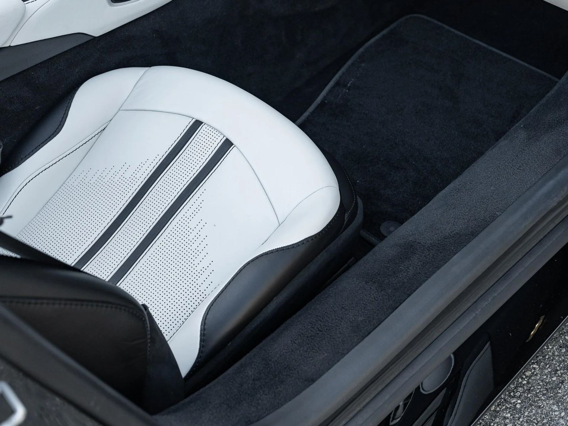 mph020_1791066988_Used_2021_Aston_Martin_Vantage_Roadster_1767733766_cb0bedd17a