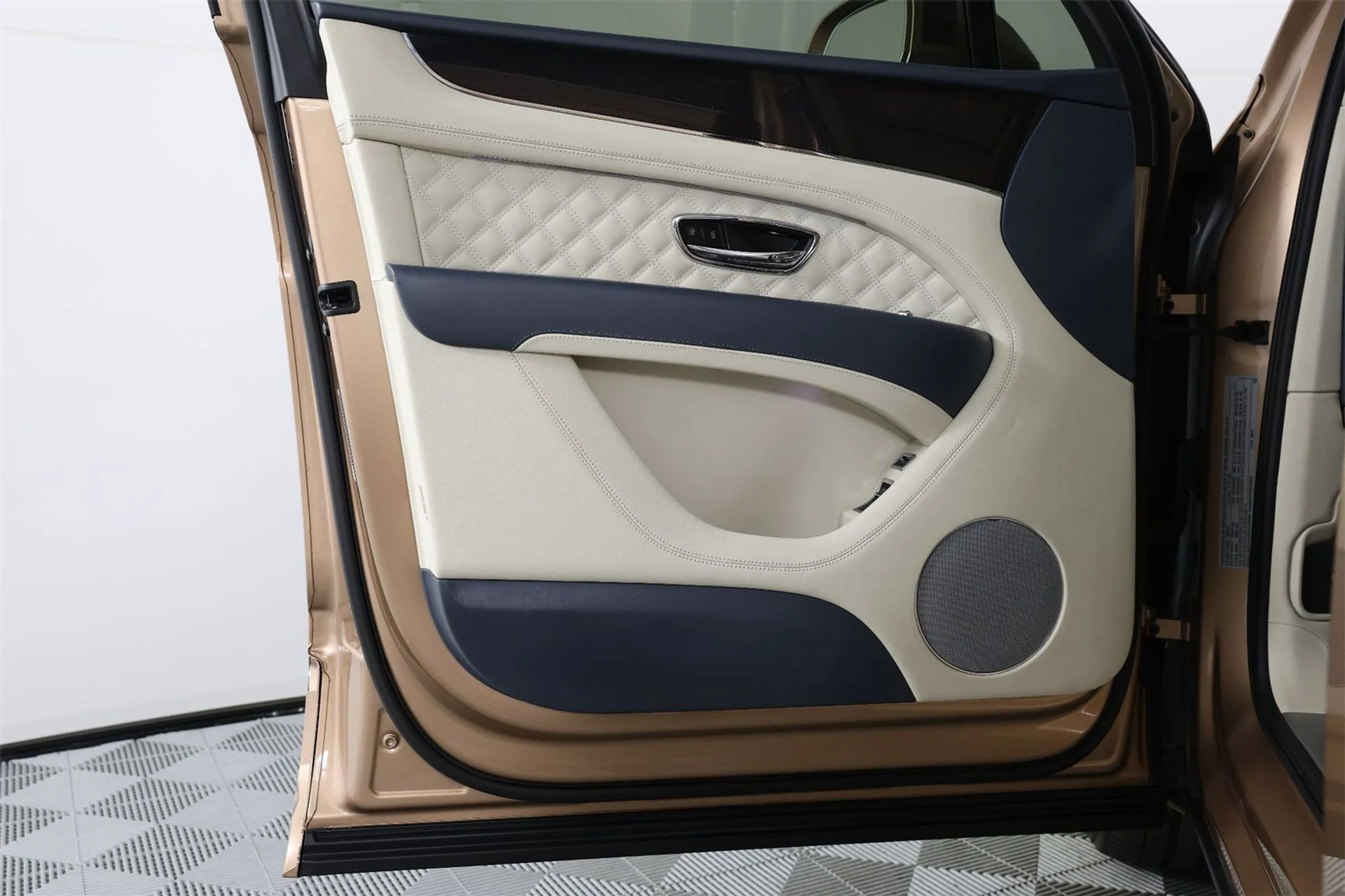 mph020_1822396987_4a4958781847794d9dd5bb3a2a59a2d5_cb1af1498a