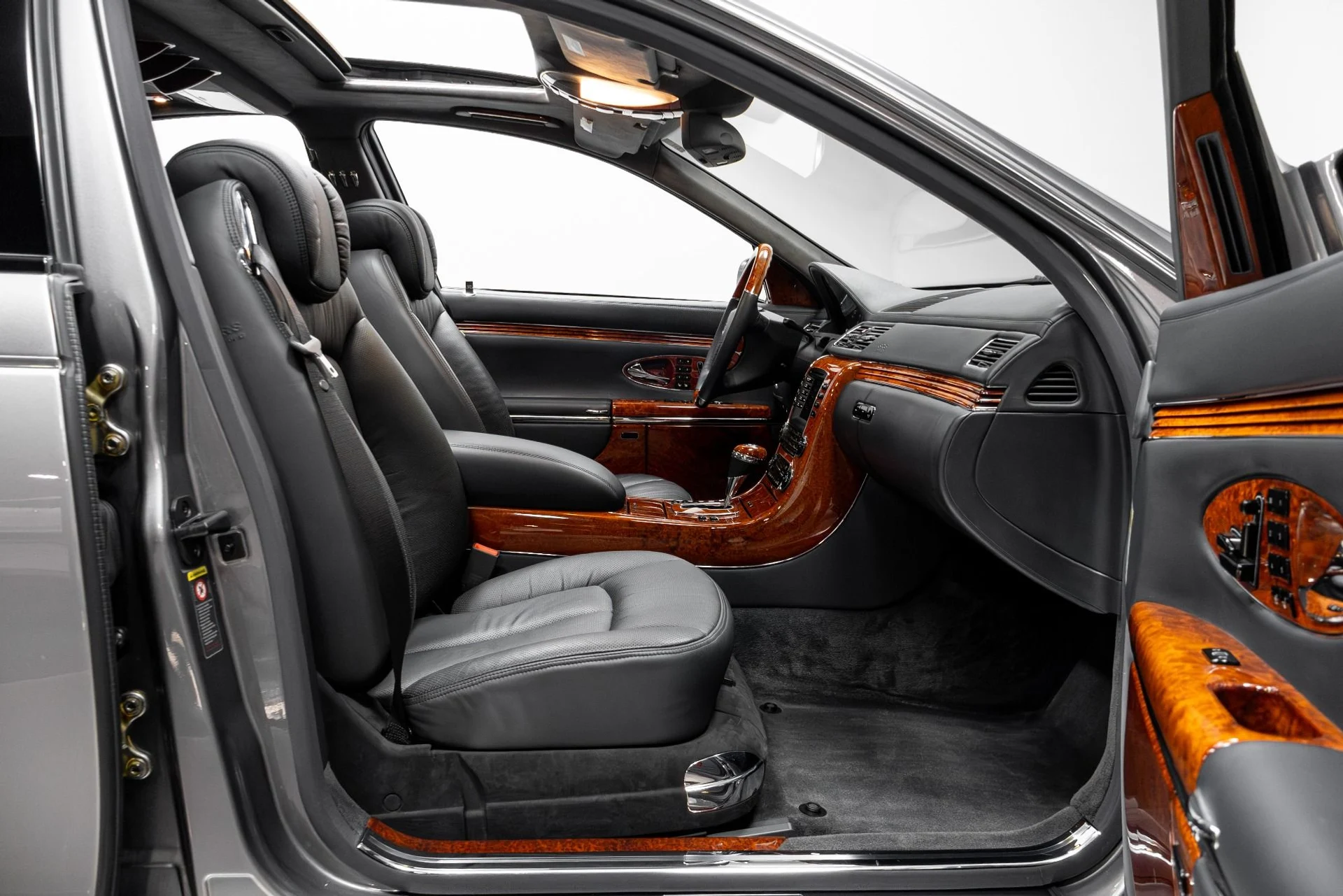 mph020_1825927064_Used_2004_Maybach_57_1769486757_1716067045
