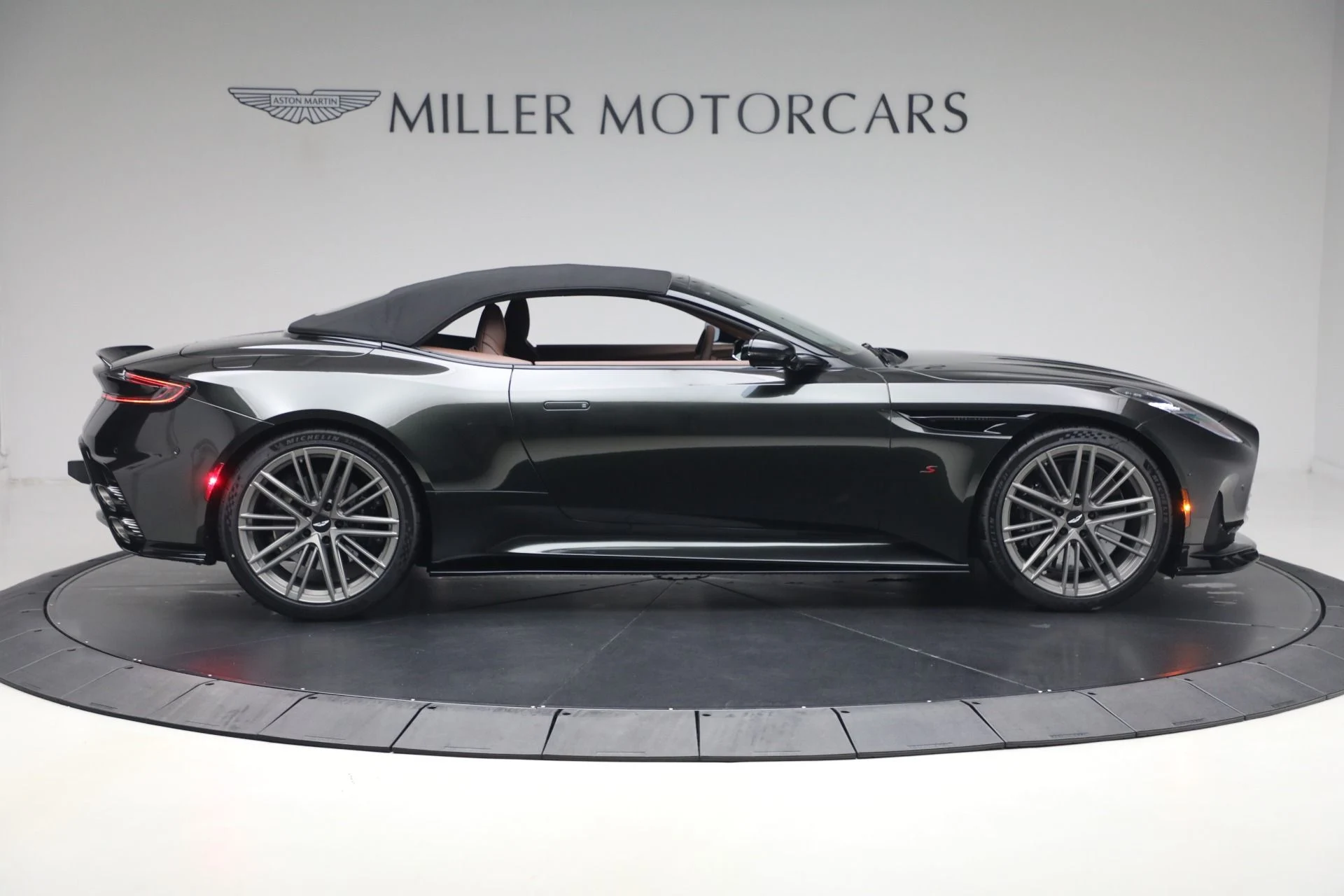 mph020_1836406042_New_2026_Aston_Martin_DB_12_S_Volante_1787328919_d570b3bc9a