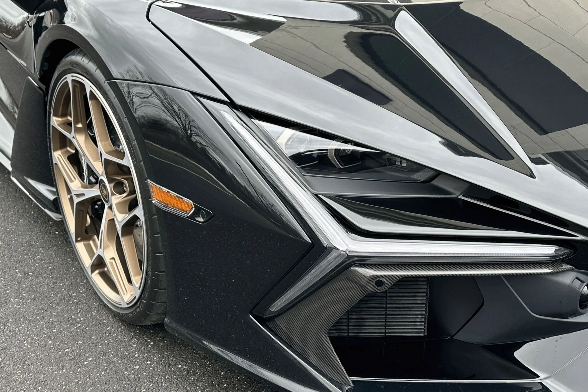 mph020_1849461354_Used_2025_Lamborghini_Revuelto_1769640696_4ba29b9739