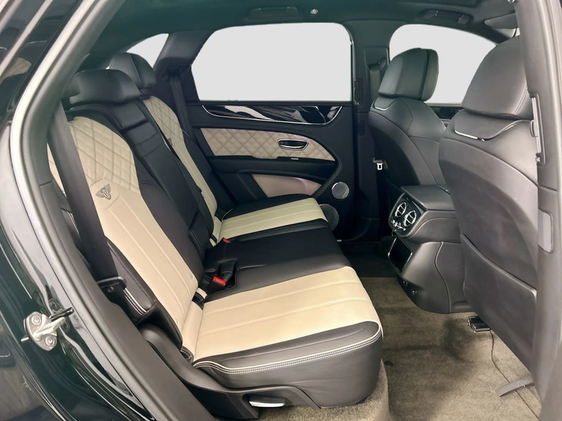 mph020_1874654687_used_2021_bentley_bentayga_v8awd_8119_23037216_21_1024_6768a8c0c8