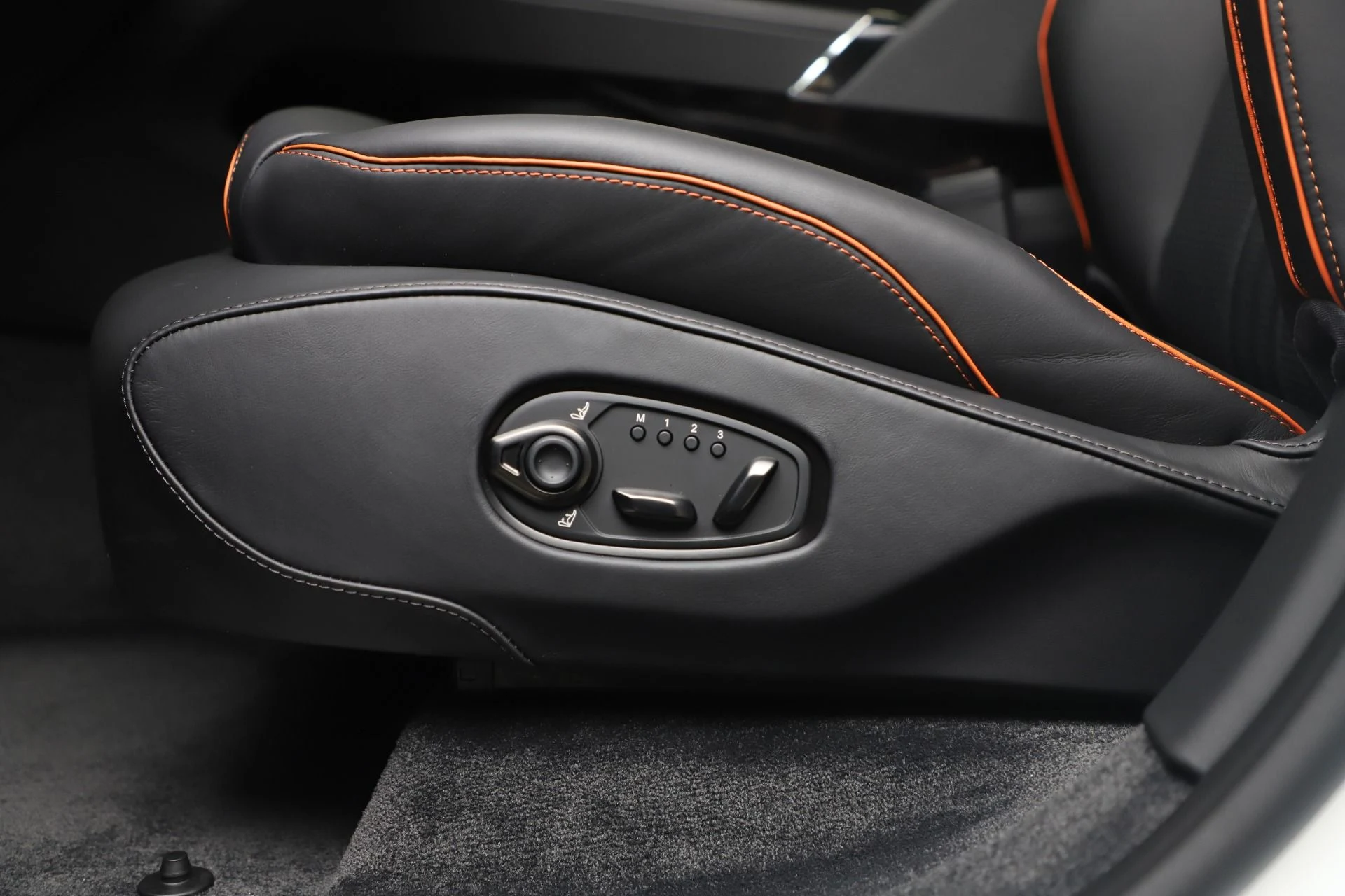 mph020_1875487071_New_2025_Aston_Martin_DBX_707_e8d0343ddb