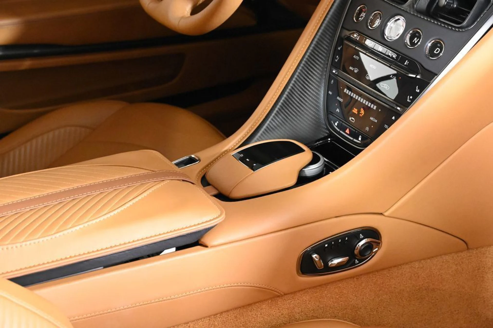 mph020_190831144_used_2023_aston_martin_dbs_base_11350_22961606_20_1024_6327ba4c2e