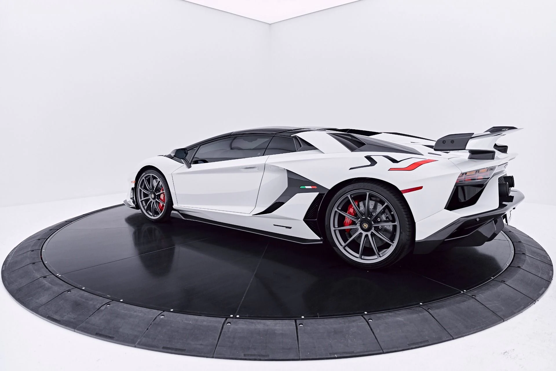 mph020_1916052179_Used_2021_Lamborghini_Aventador_SVJ_Base_1784080175_159c19fff6