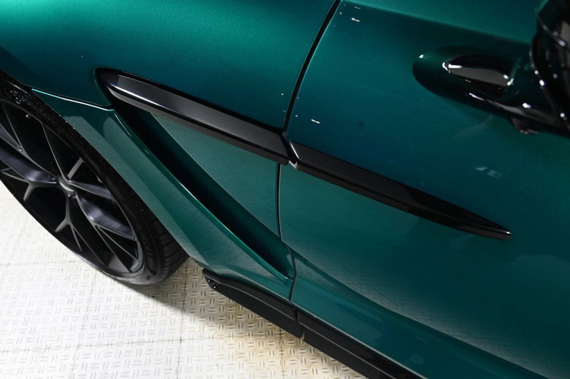 mph020_1951255068_new_2026_aston_martin_dbx_707awd_11350_22968751_20_1024_033a066578