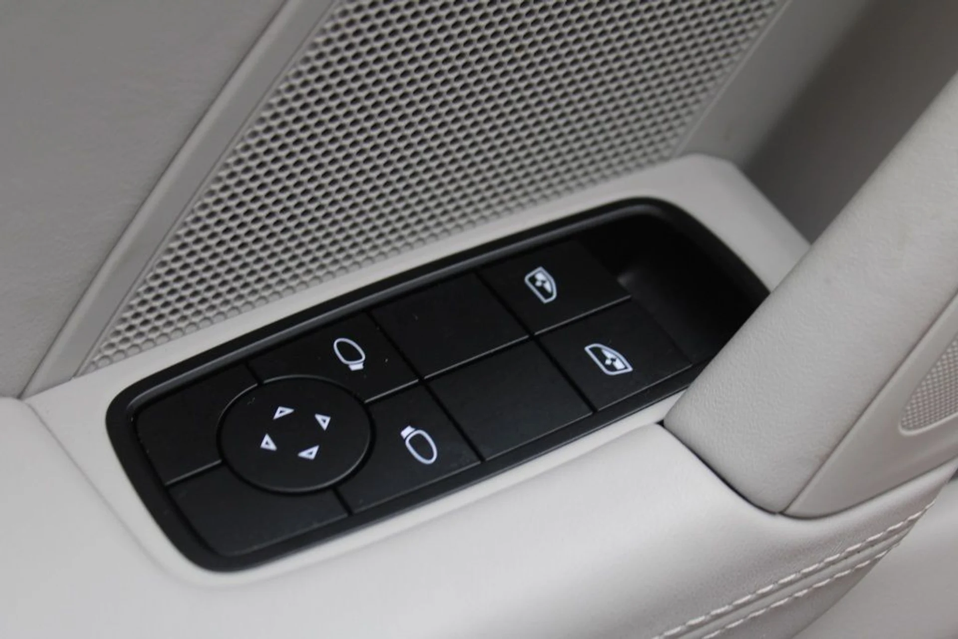 mph020_2006414945_aa00cc5465a9162b2fe0e83508f9a828_02b9679c57