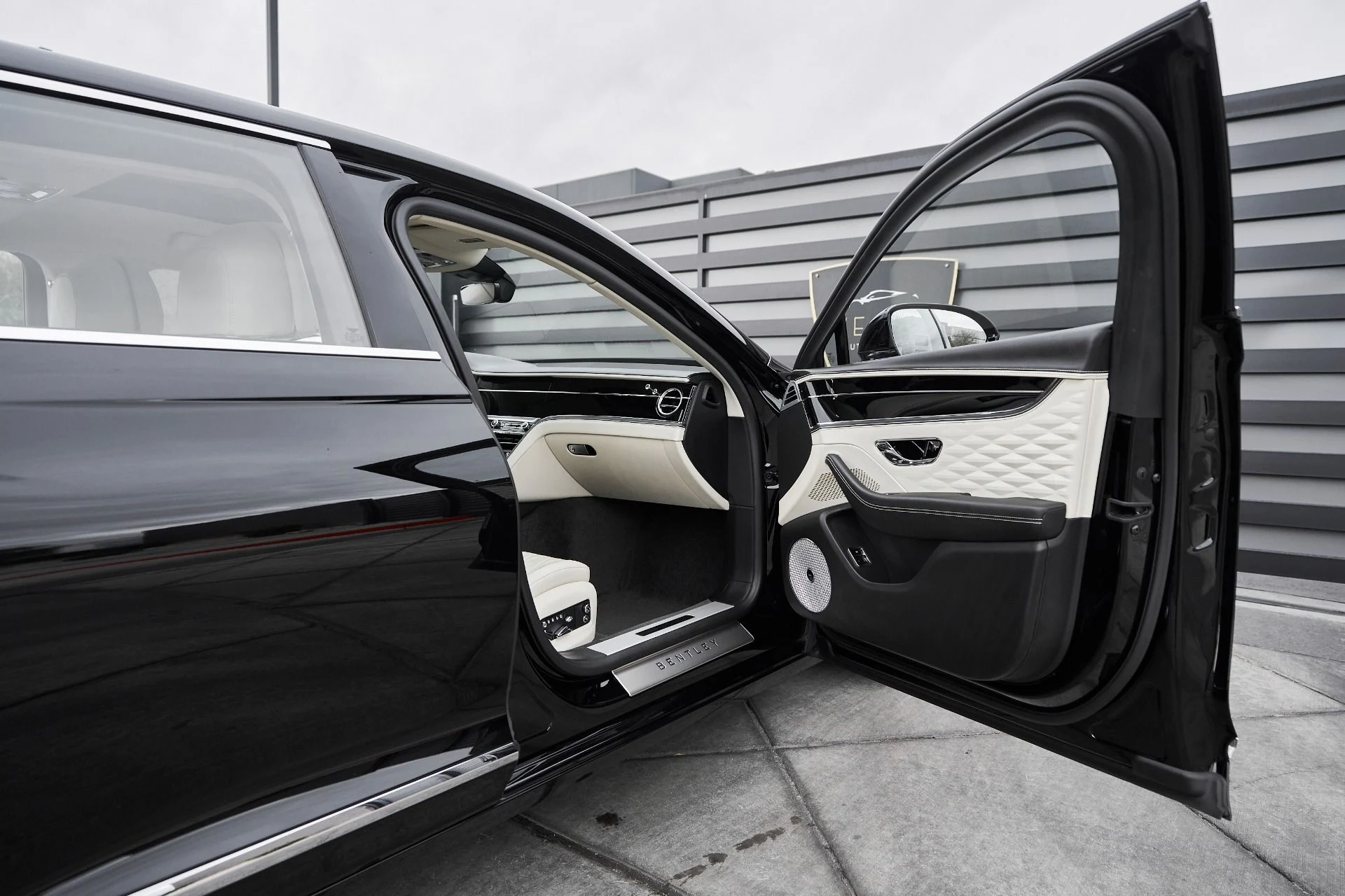 mph020_200674235_Used_2022_Bentley_Flying_Spur_V8_1763502787_d9beccdaf7